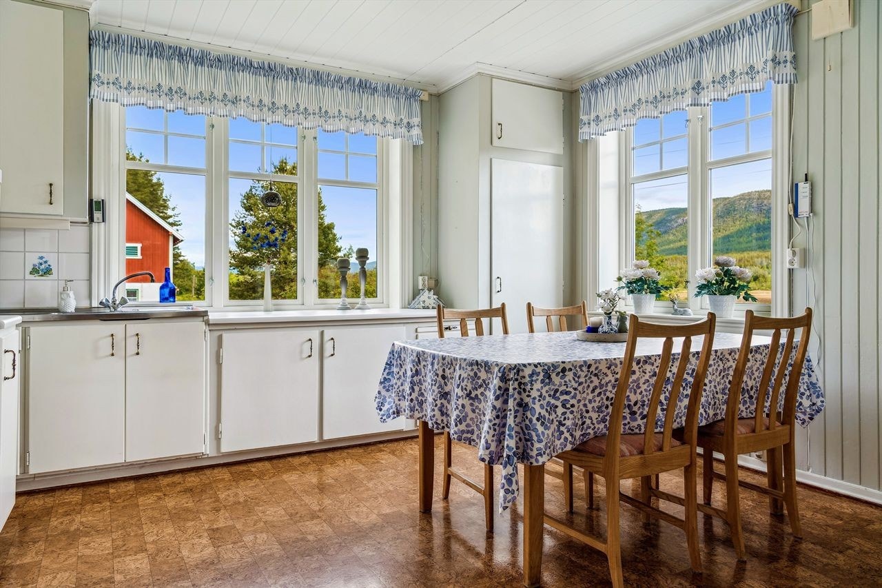 Trivelig spiseplass på kjøkkenet med store vindusflater som gir flott romfølelse. Galleribilde