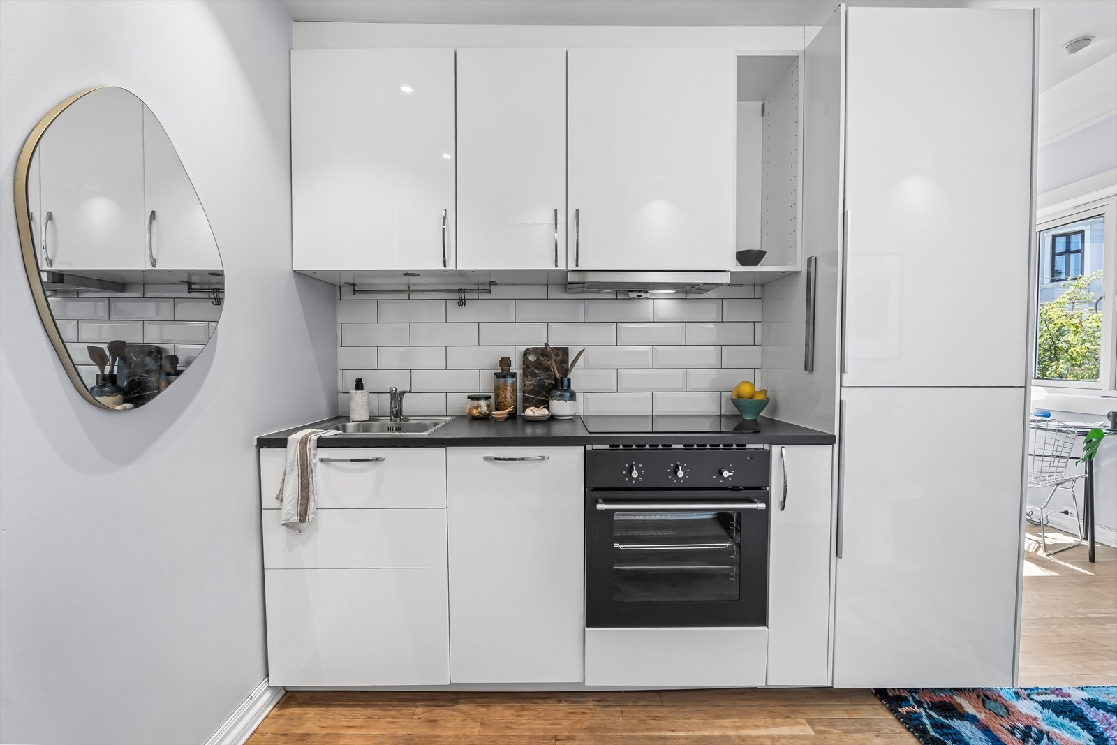 Kjøkkenet er fra 2017 med integrert induksjonstopp, komfyr, oppvaskmaskin, vaskemaskin og kjøleskap med fryser. Galleribilde