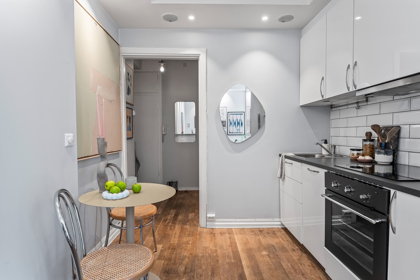 Leiligheten ligger i byggets 3.etasje og har enkel heisadkomst via felles oppgang. Galleribilde