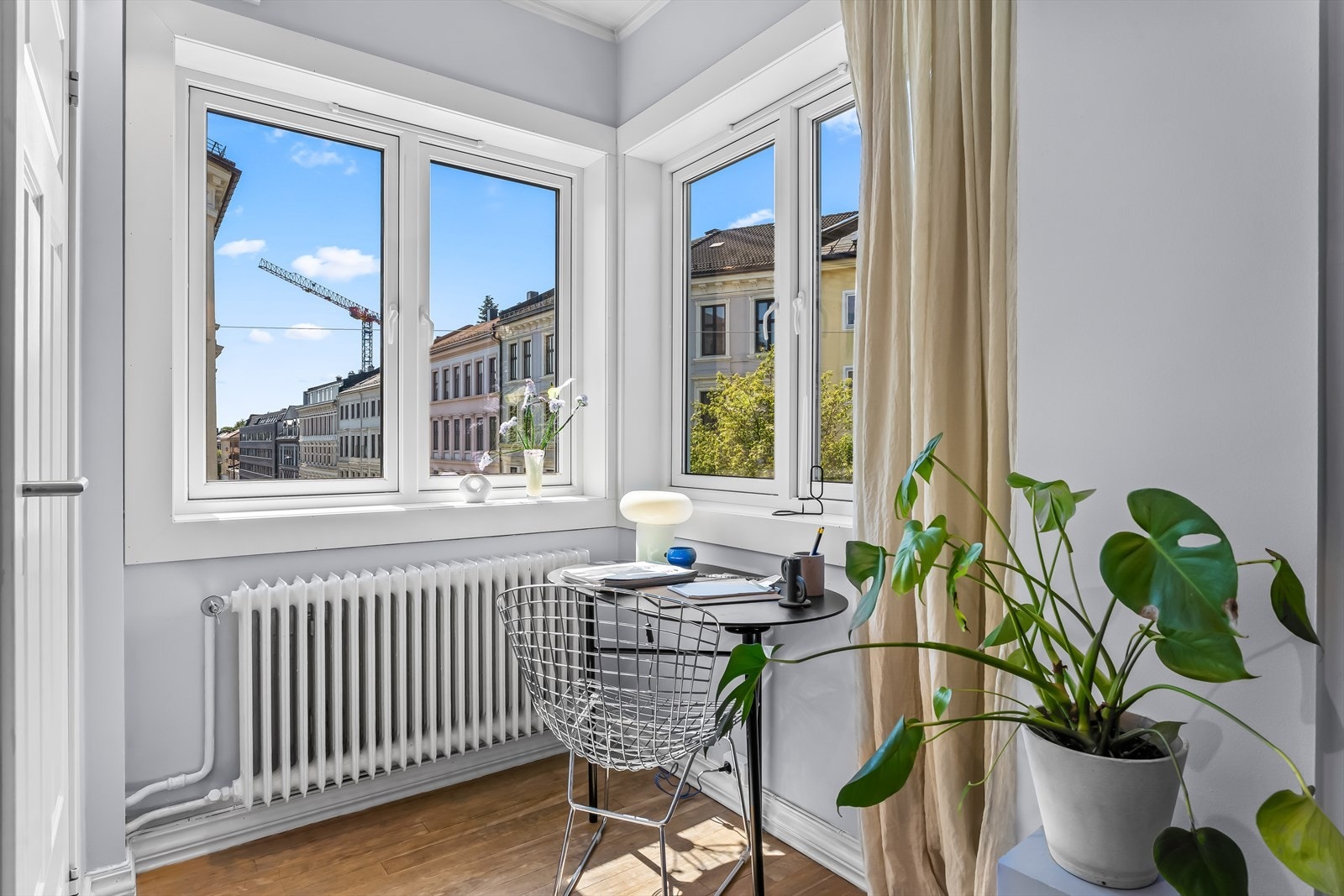 Hjørnet lenger inn i stuen fungerer ypperlig som kontorløsning eller lesekrok. Galleribilde