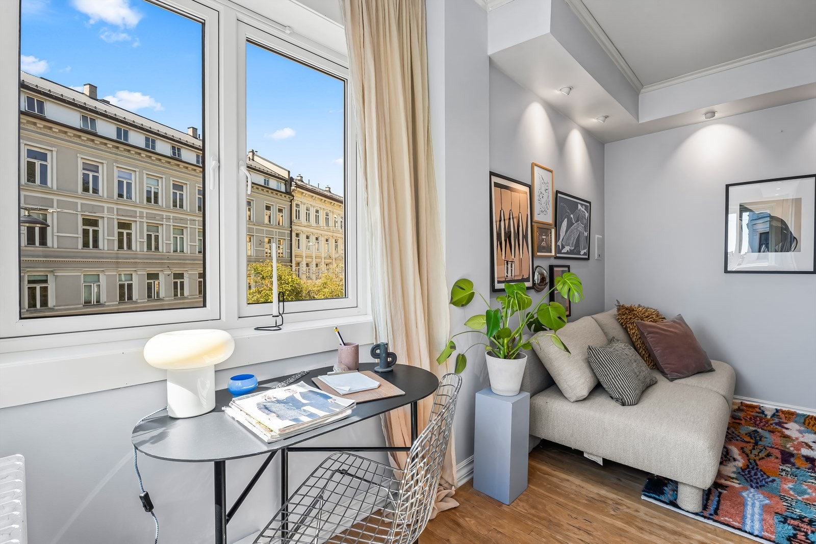 Store vindusflater i to himmelretninger, fyller rommet med dagslys. Galleribilde