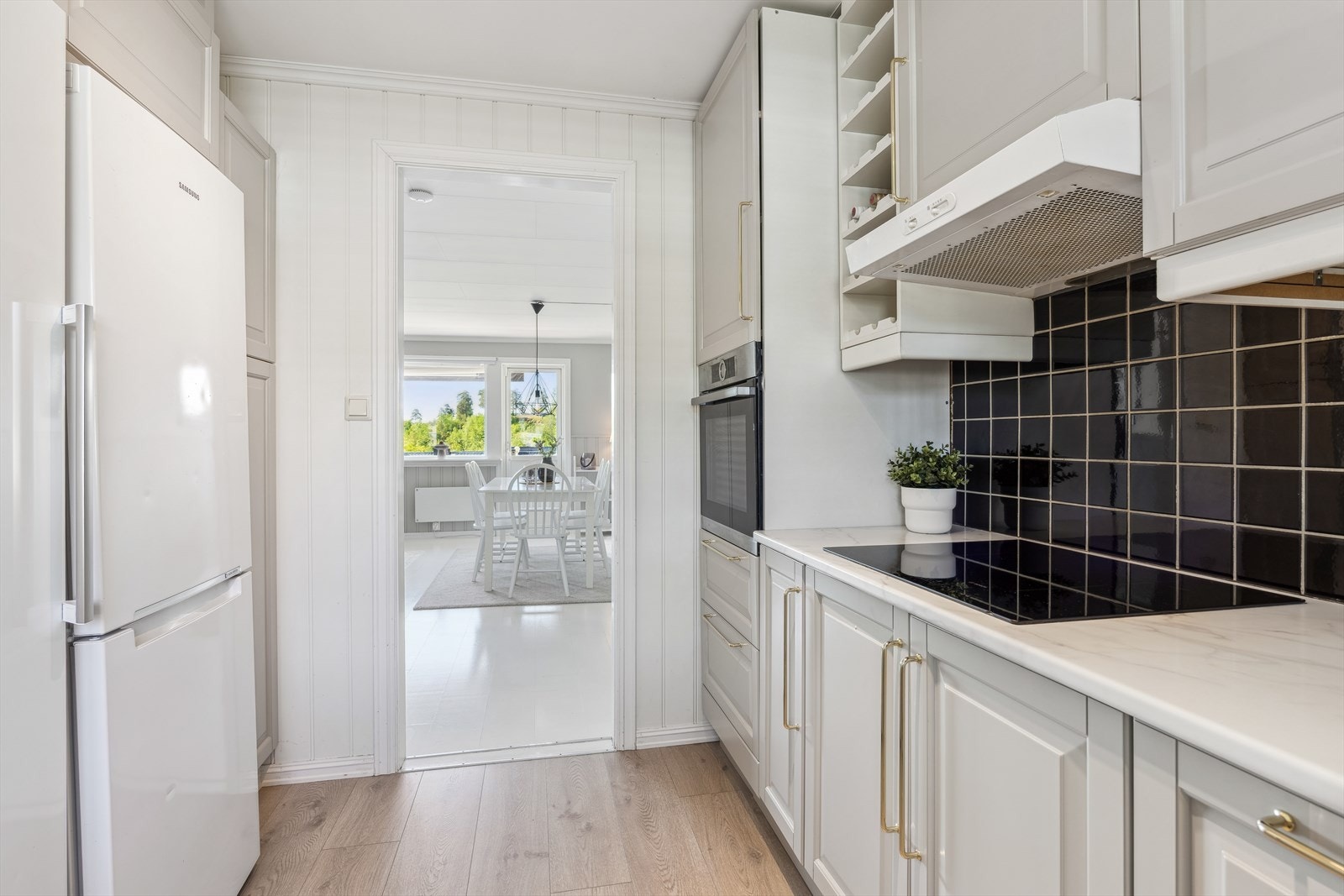 I 2018 ble det byttet til integrert induksjonstopp, stekeovn og oppvaskmaskin. Fliser over oppvaskbenk. Galleribilde