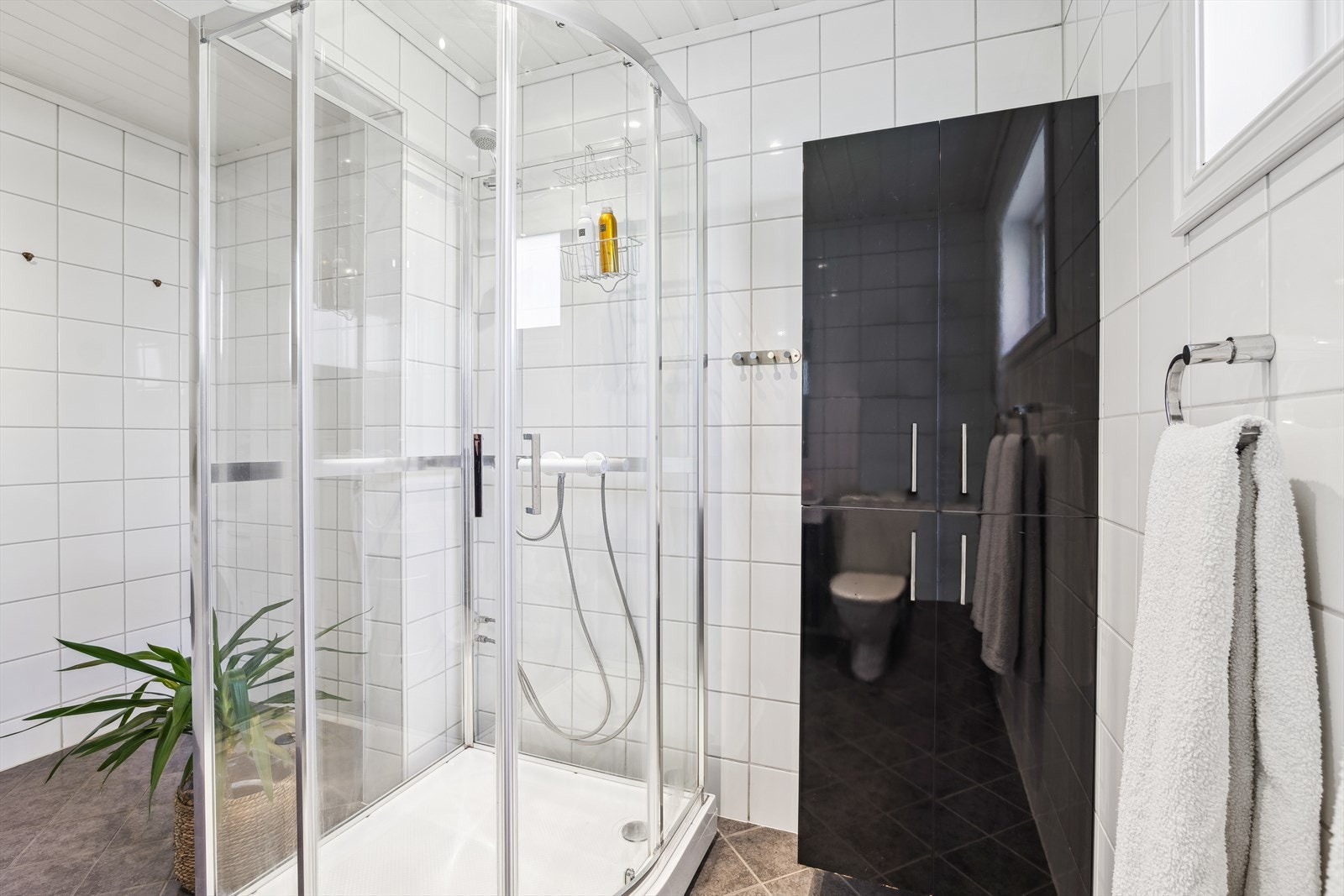 Lekkert flislagt bad fra 2012 med dusjkabinett, pen innredning og wc. Galleribilde