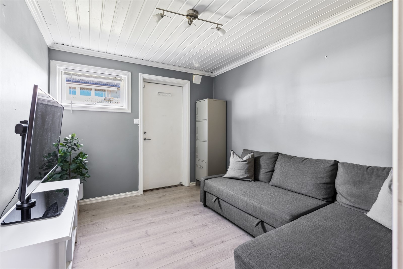 Bod (benyttes i dag som tv-stue) med utgang til hagen Galleribilde