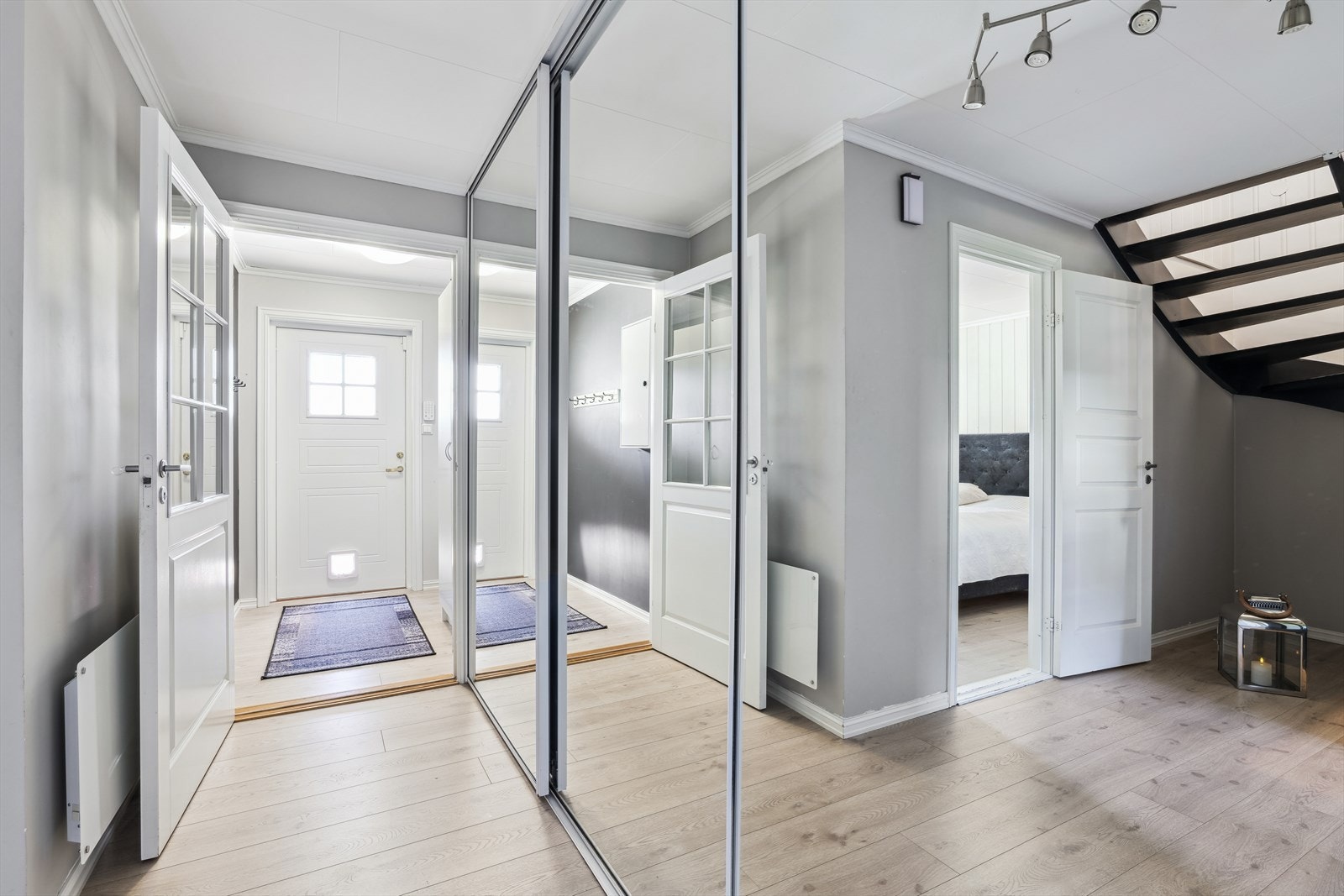 I hallen er det stor skyvedørsgarderobe Galleribilde