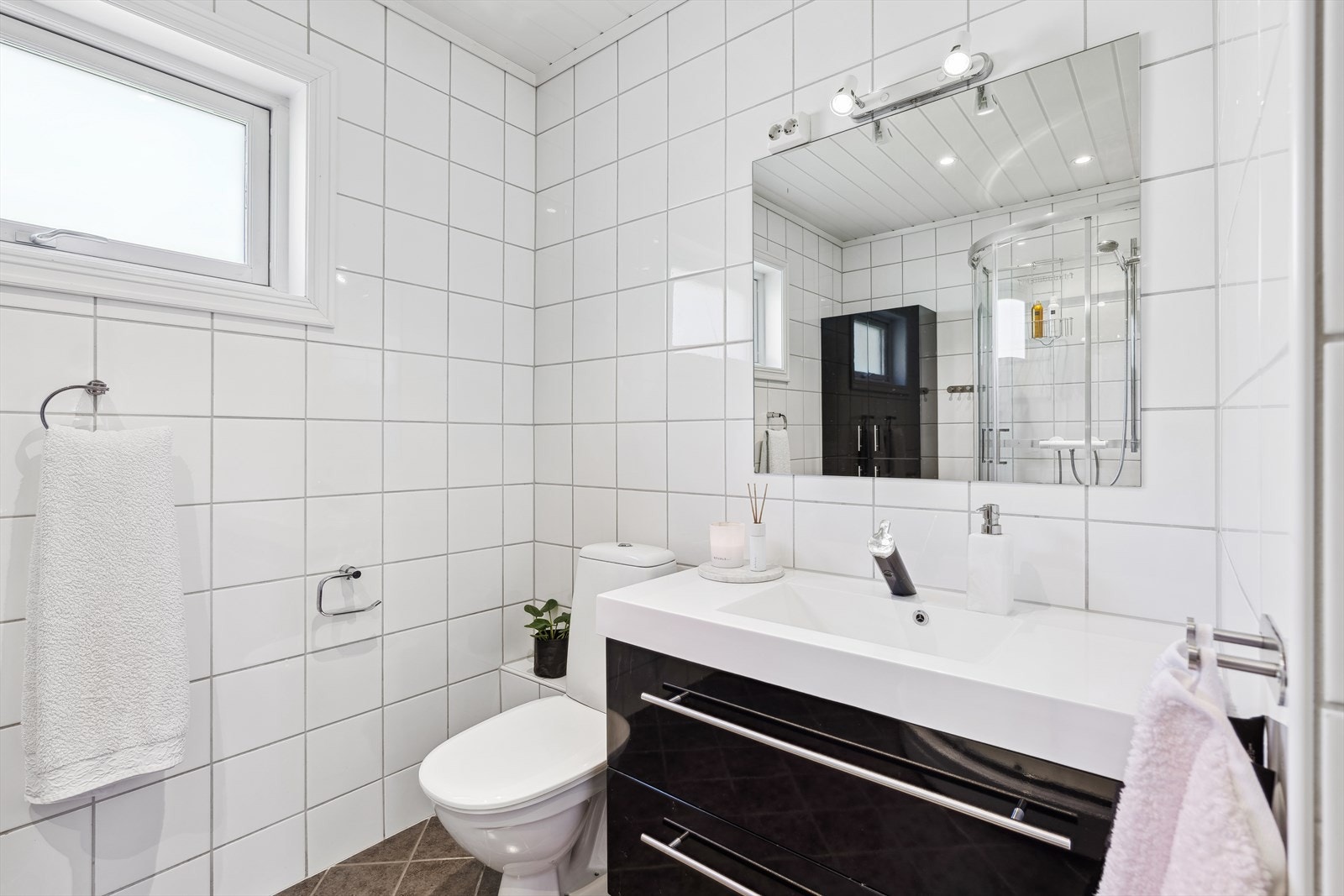 Gulvet har varmekabler. Nytt tak med spotter (2015). Galleribilde