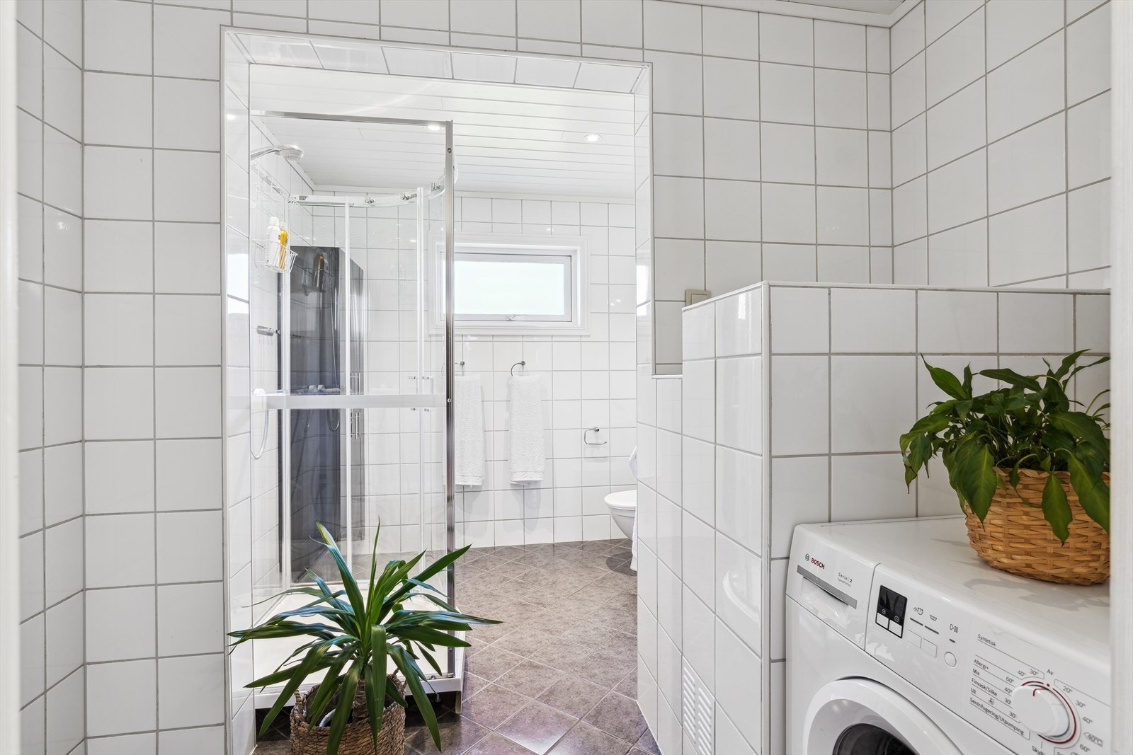 Praktisk løsning for vaskemaskin og tørketrommel. Galleribilde