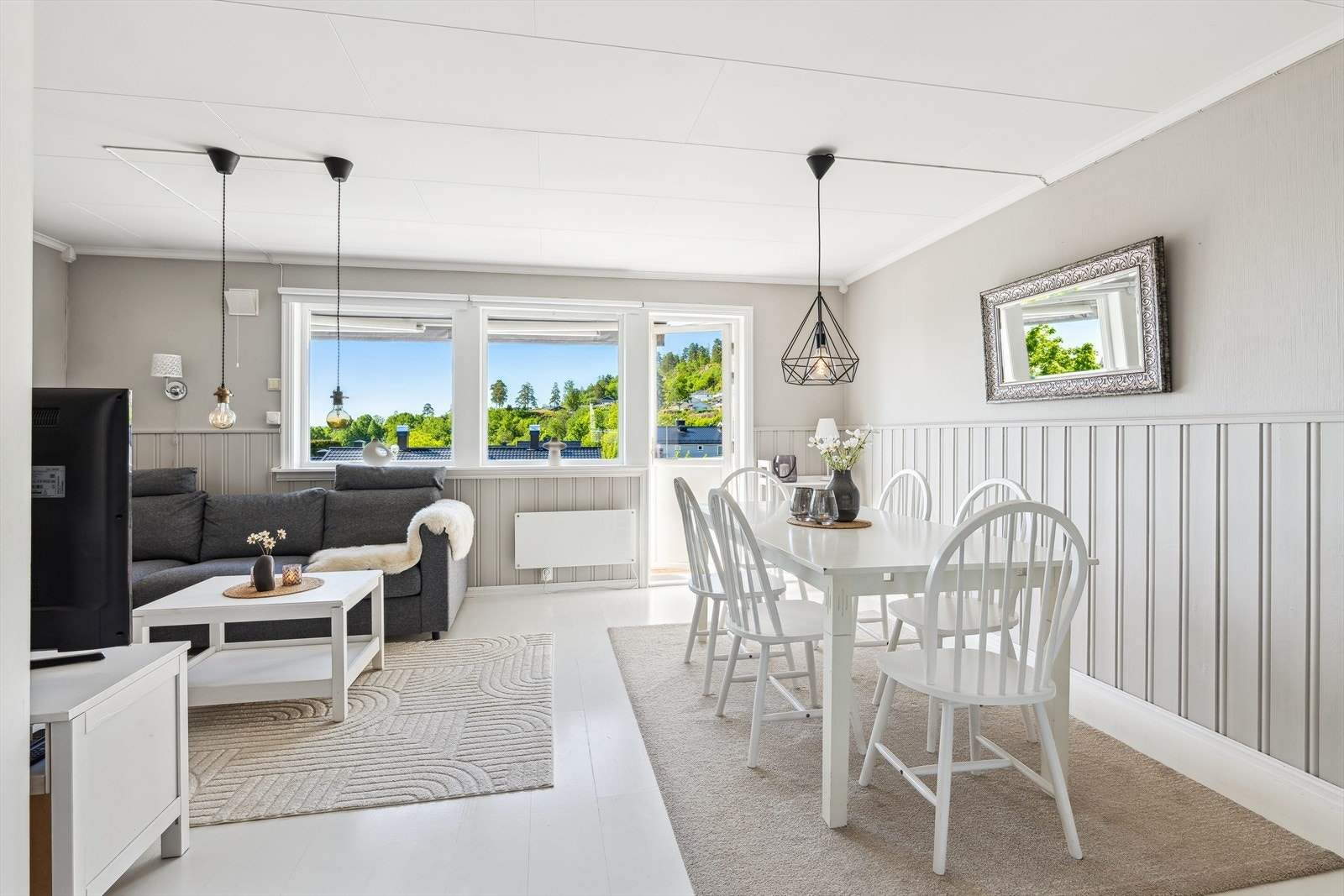 Det er utgang fra stuen til terrasse Galleribilde