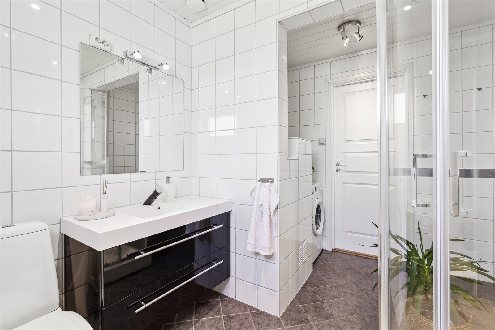 Varmtvannsbereder på 120 liter (ny 2012). Bereder er innebygget på bad. Galleribilde