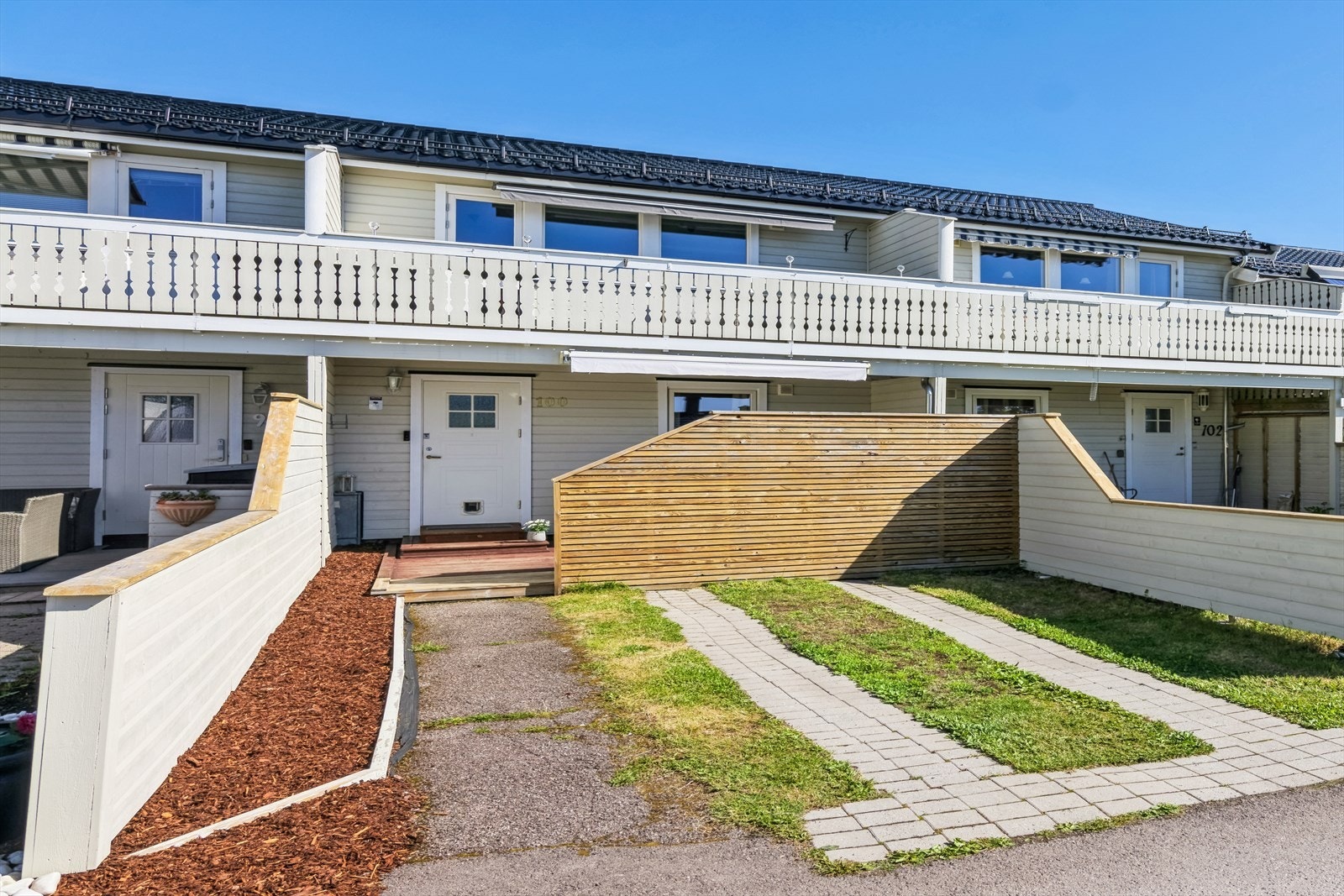 Hyggelig inngangsparti. Nåværende eier har tilrettelagt for biloppstillingsplass rett utenfor boligen Galleribilde