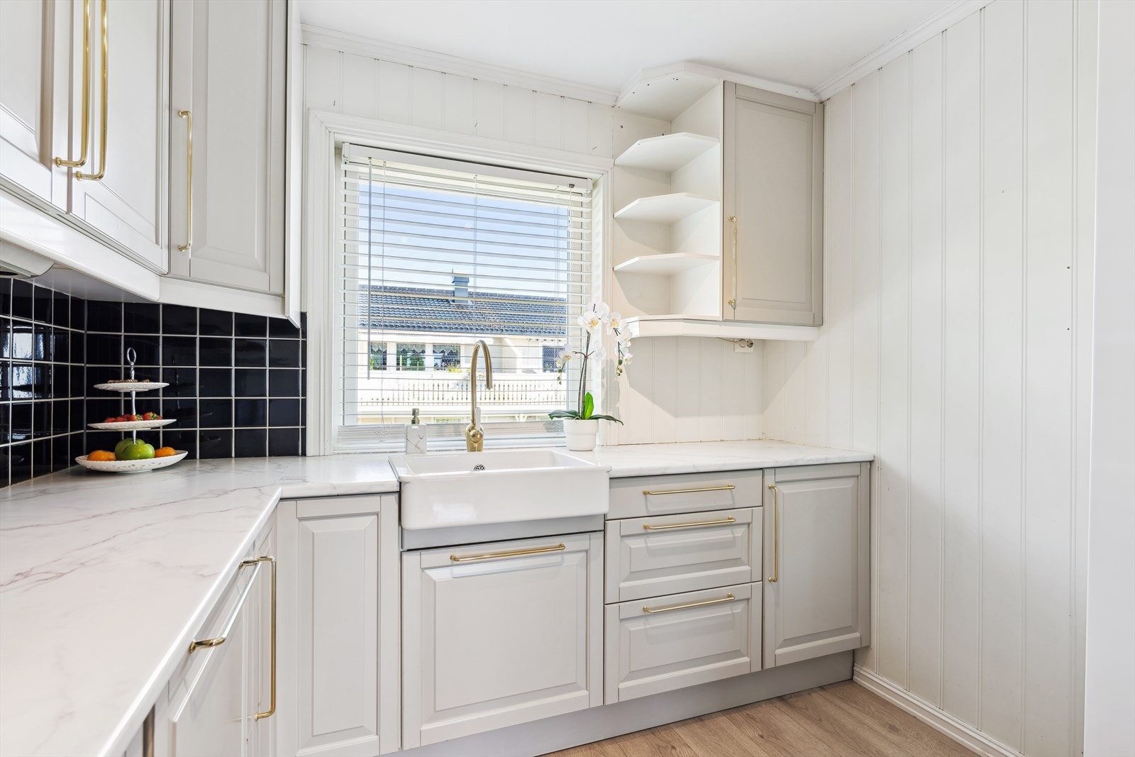 Det er plass til ett lite kjøkkenbord på kjøkkenet. (Stikkontakten som vises på bilde er fjernet. Det er satt på ett deksel) Galleribilde