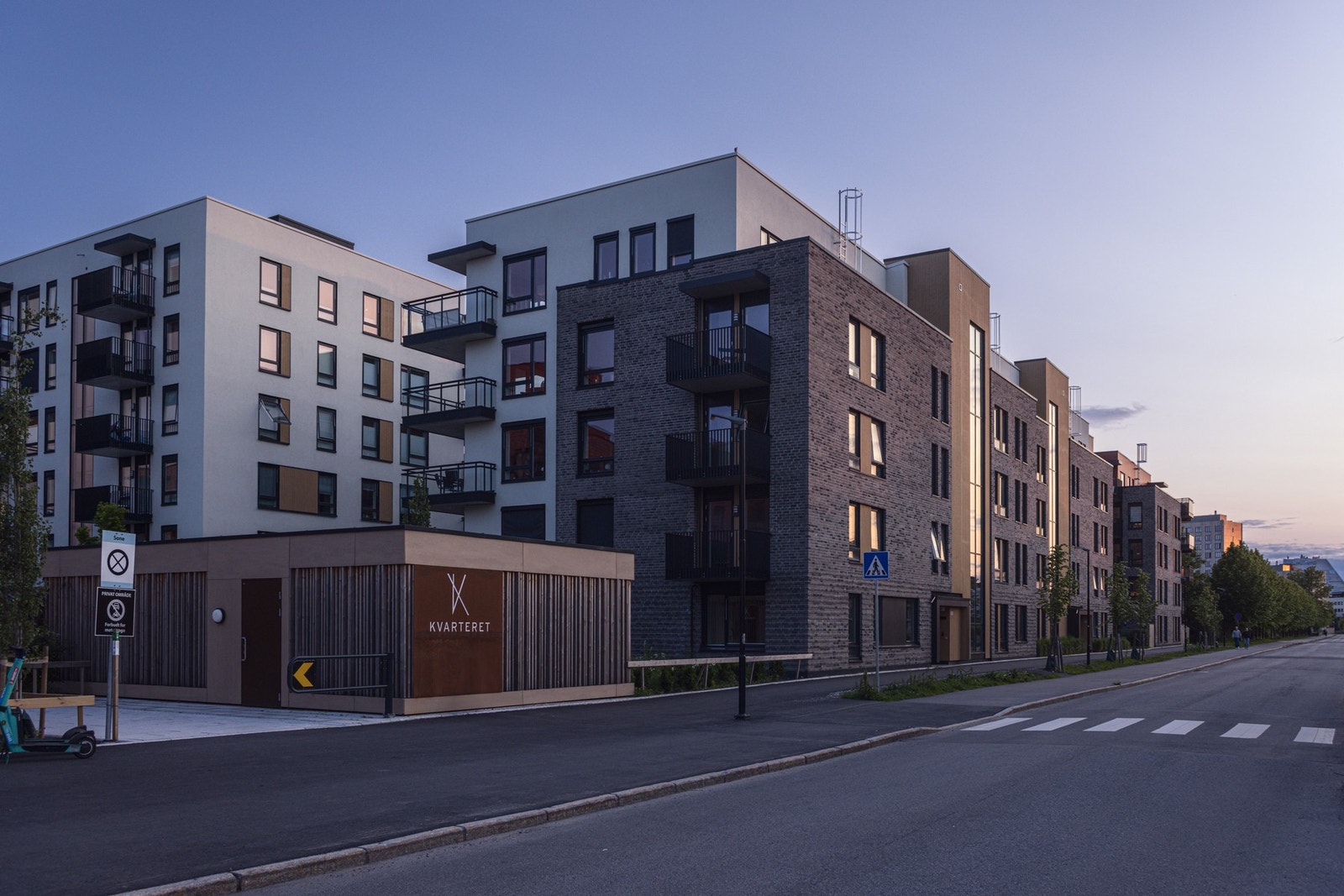 Leiligheten har en attraktiv beliggenhet i det nye og moderne boligområdet Kvarteret, sentralt plassert på baksiden av Nova Spektrum (tidligere Norges Varemesse). Galleribilde