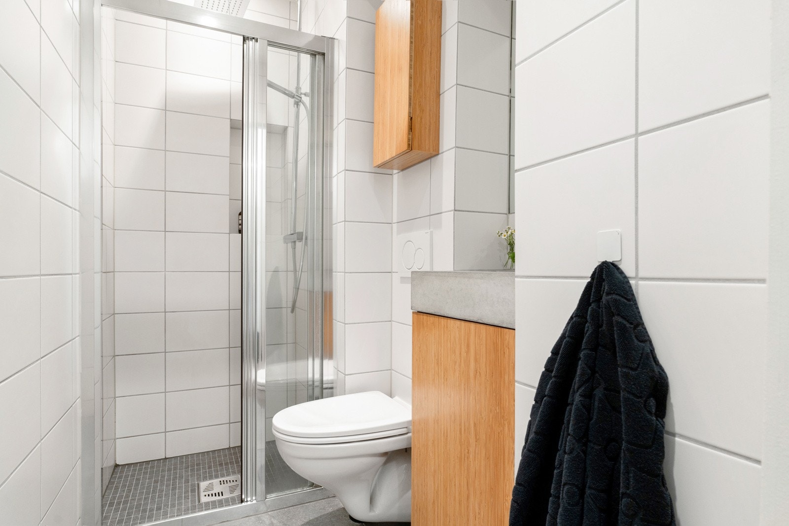 Flislagt bad fra 2016 med varmekabler, dusjnisje, veggmontert servantskap og vegghengt toalett. Det foreligger dokumentasjon (FDV) fra Varden Entreprenør som gjennomførte rør og bad rehabiliteringen Galleribilde