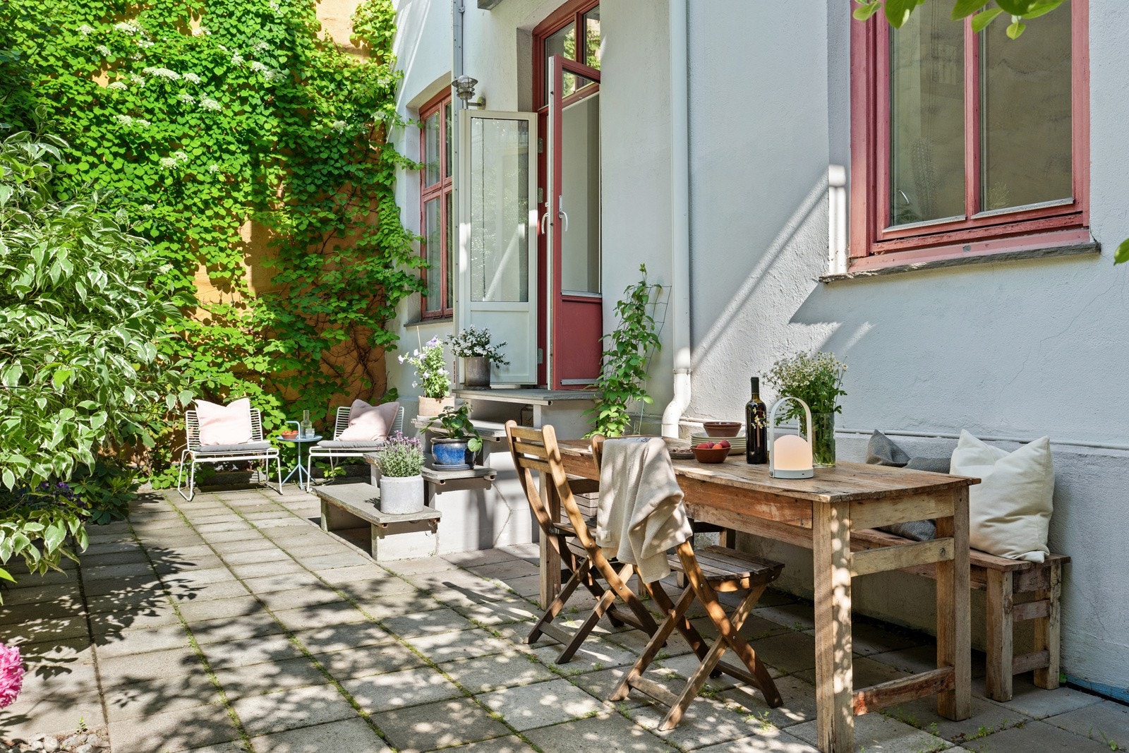 Leiligheten ligger skjermet til innerst i bakgården, med en tilbaketrukket beliggenhet med direkte tilgang til en uteplass som i hovedsak benyttes av beboerne i denne leiligheten Galleribilde