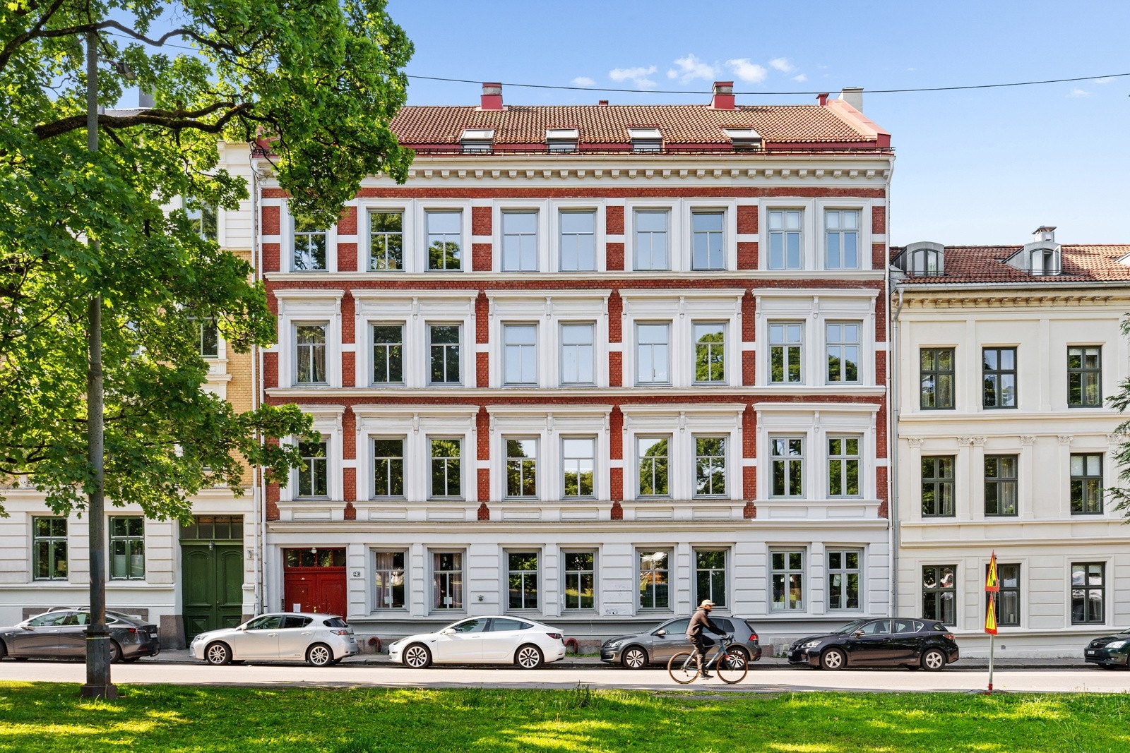 Klassisk flott fasade - Fra populære Sofienberggata går du inn via et portrom som fører deg til en idyllisk bakgård Galleribilde