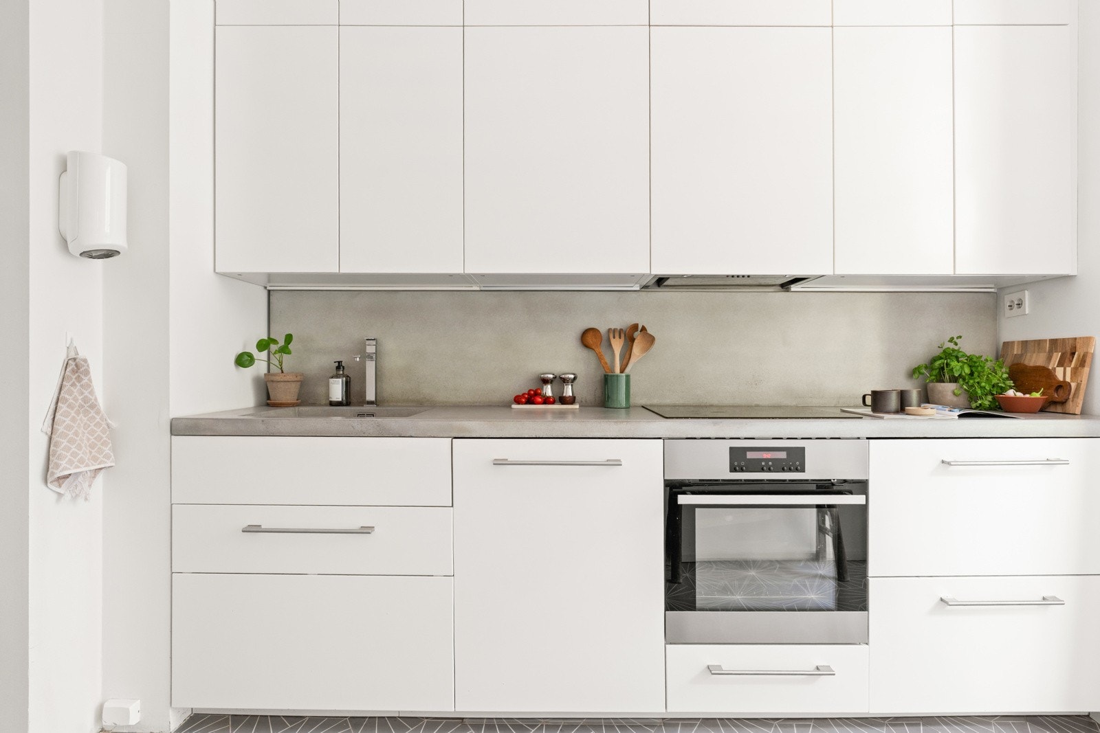 Integrerte hvitevarer som kjøleskuffer fra Norcool, oppvaskmaskin, stekeovn, platetopp og avtrekksvifte fra Ikea Galleribilde