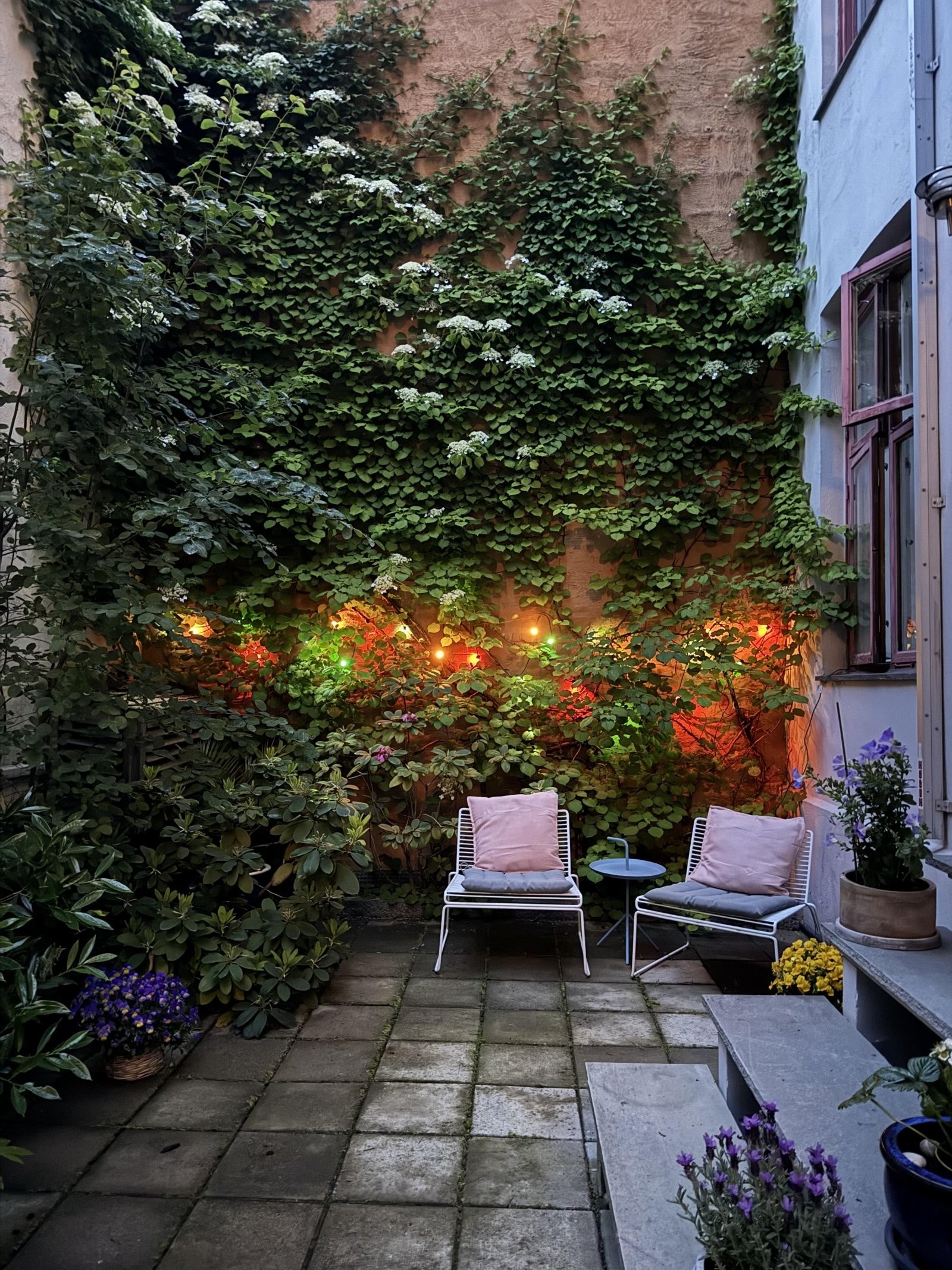 Selgers egne bilder av uteplassen kveldstid Galleribilde