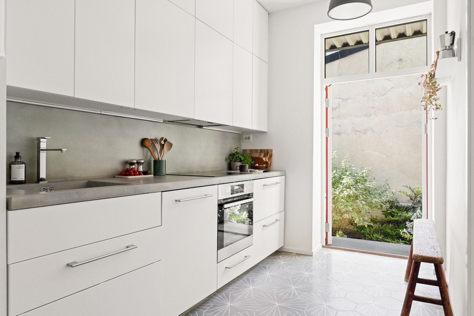 Leiligheten har direkte utgang til hyggelig uteplass Galleribilde