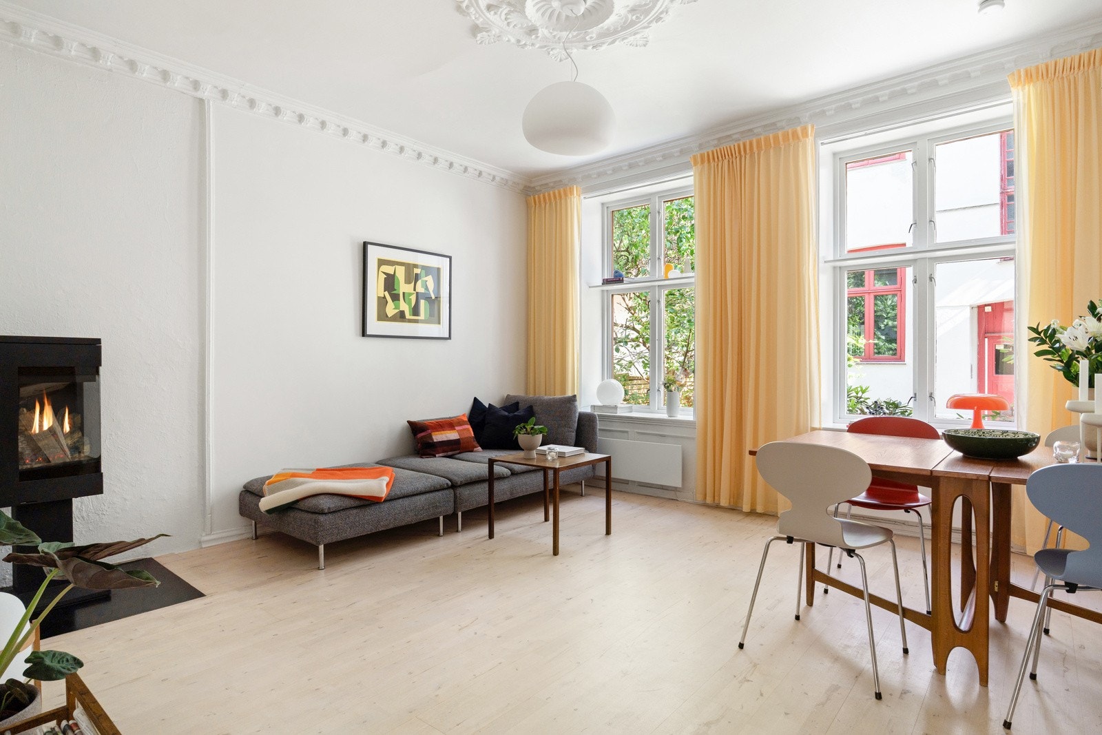 Stuen har god plass til både sofagruppe og spisebord, noe som gjør rommet ideelt for både avslapning og sosiale sammenkomster Galleribilde