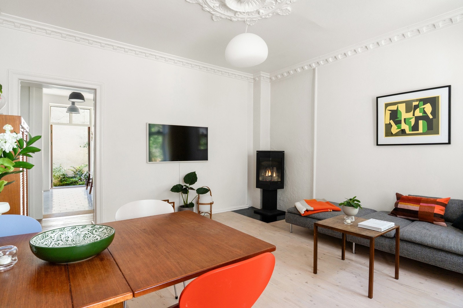 Videre er det en flott peisovn som tilfører stuen en hyggelig stemning og gir god varme på kalde dager Galleribilde