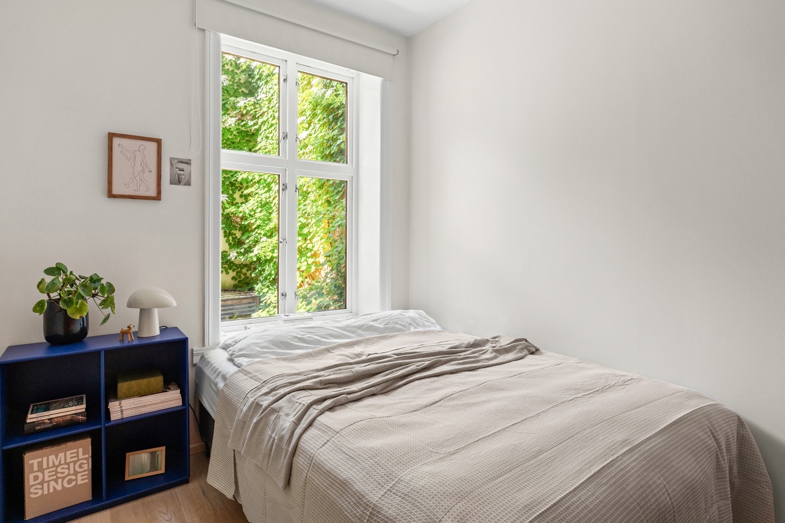 Praktisk soverom med god plass til dobbeltseng og en romslig garderobeløsning Galleribilde