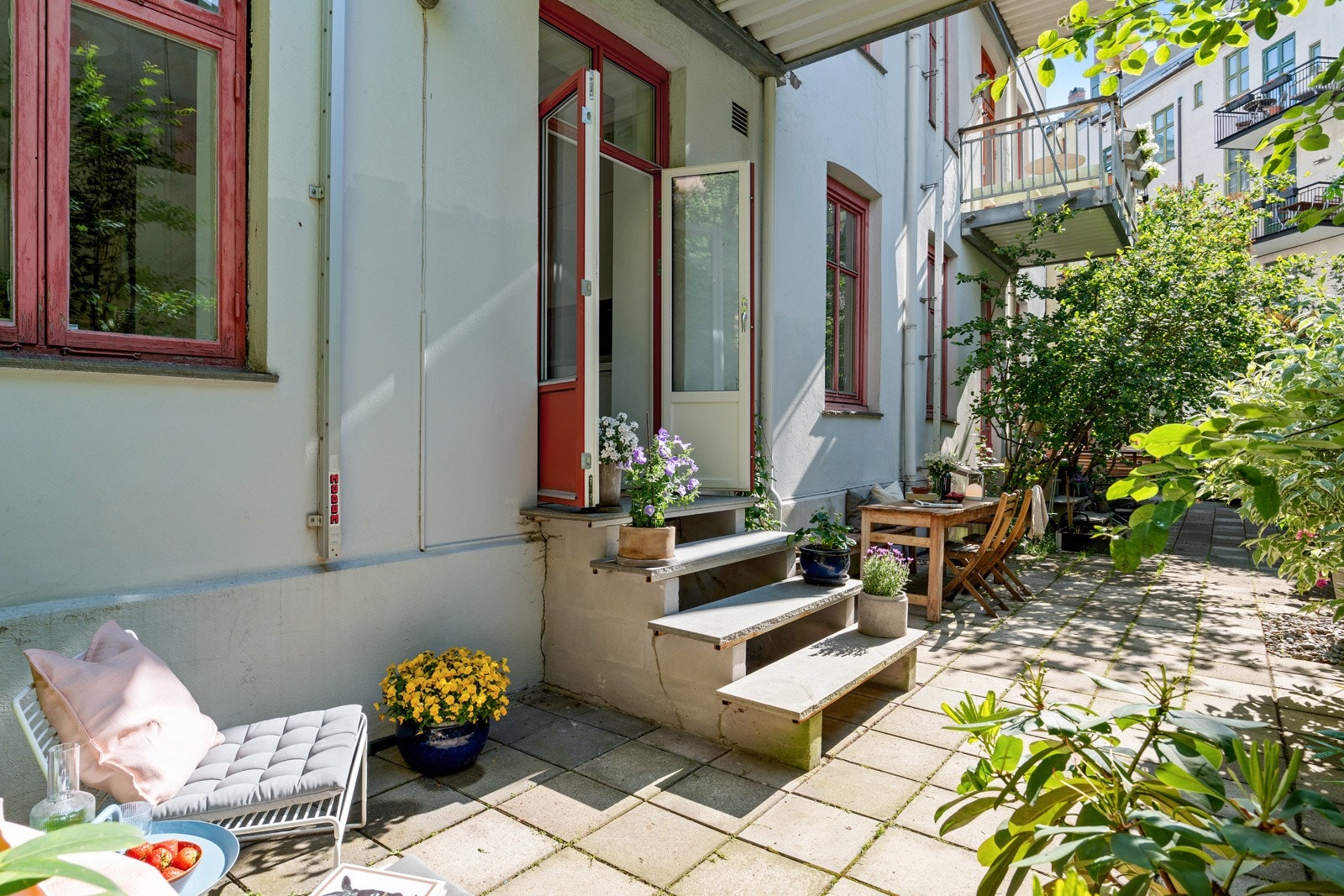 Leiligheten har direkte utgang til hyggelig uteplass Galleribilde