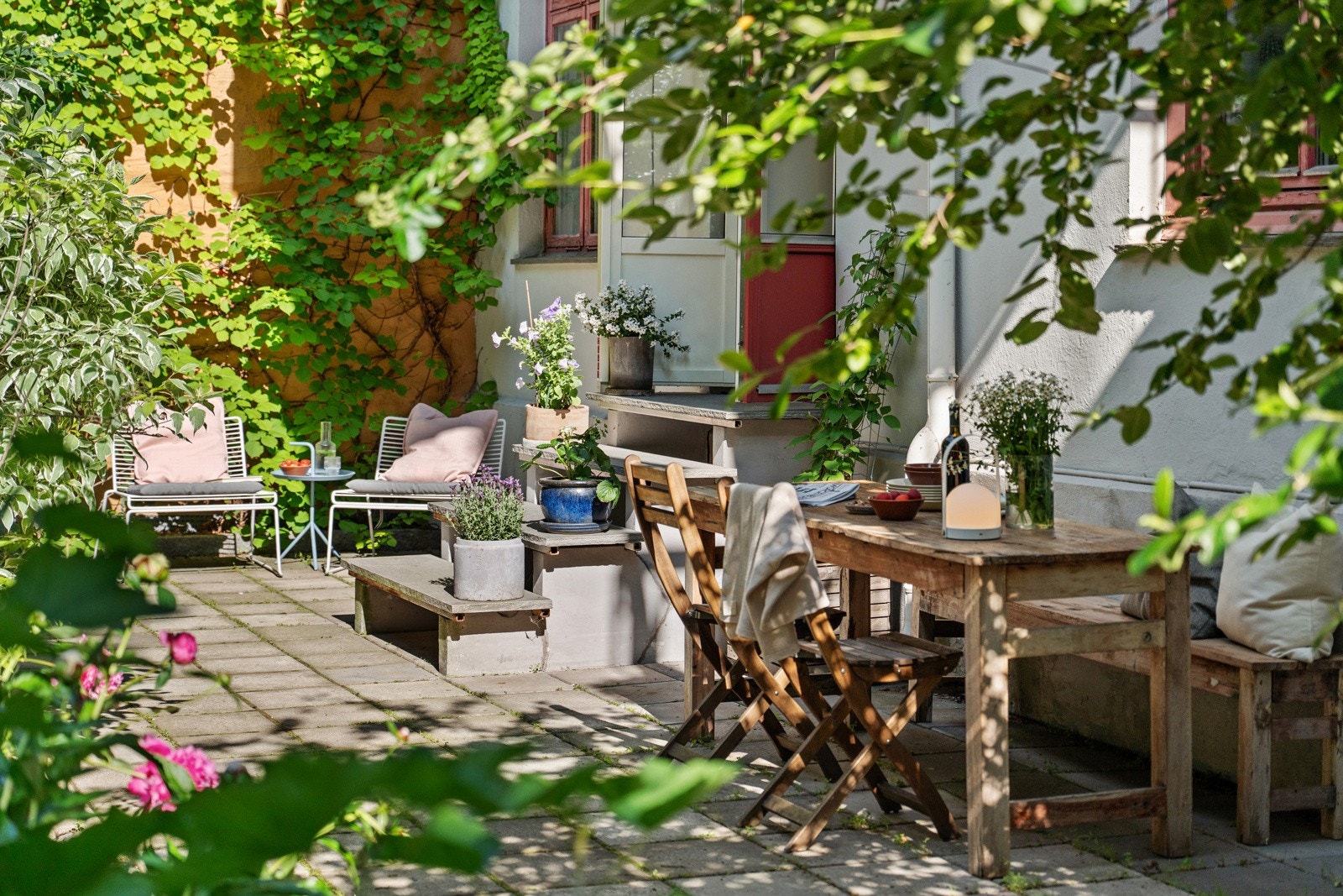 Leilighetens beliggenhet er unik ved at bygården ligger i et indre gårdsrom i frodige, parkmessige omgivelser! Galleribilde