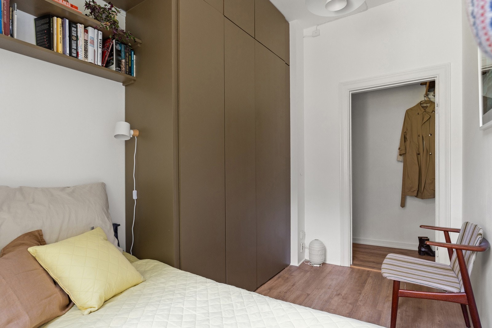 Godt med oppbevaring i spesialtilpassede skap fra gulv til tak Galleribilde