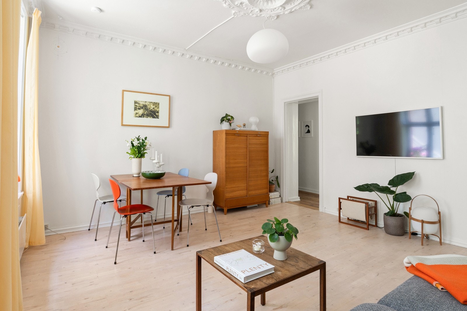 Takhøyden i stuen er målt til hele 2,78 meter Galleribilde