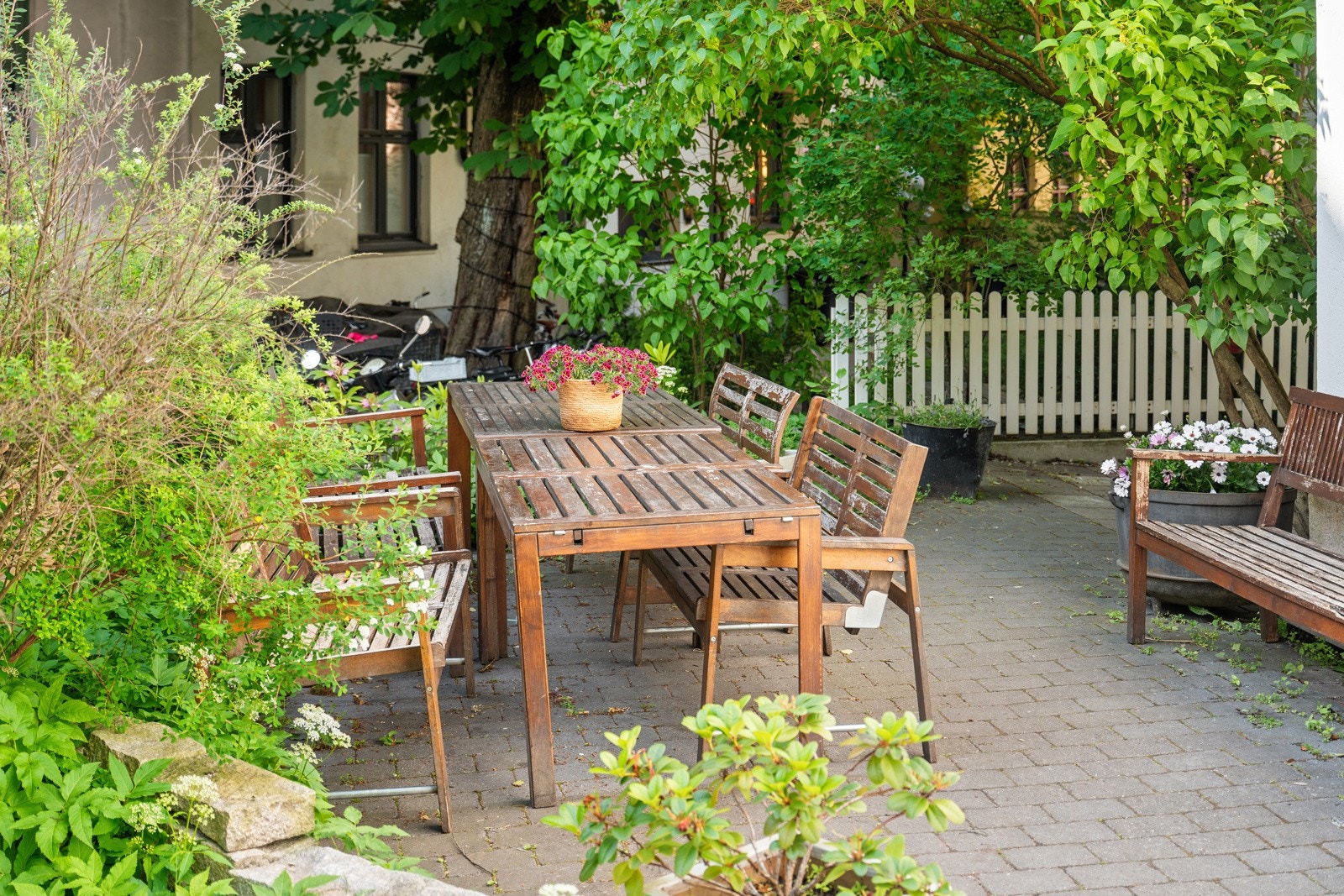 Opparbeidet tomt med diverse beplantning, sykkelparkering og sittegrupper Galleribilde