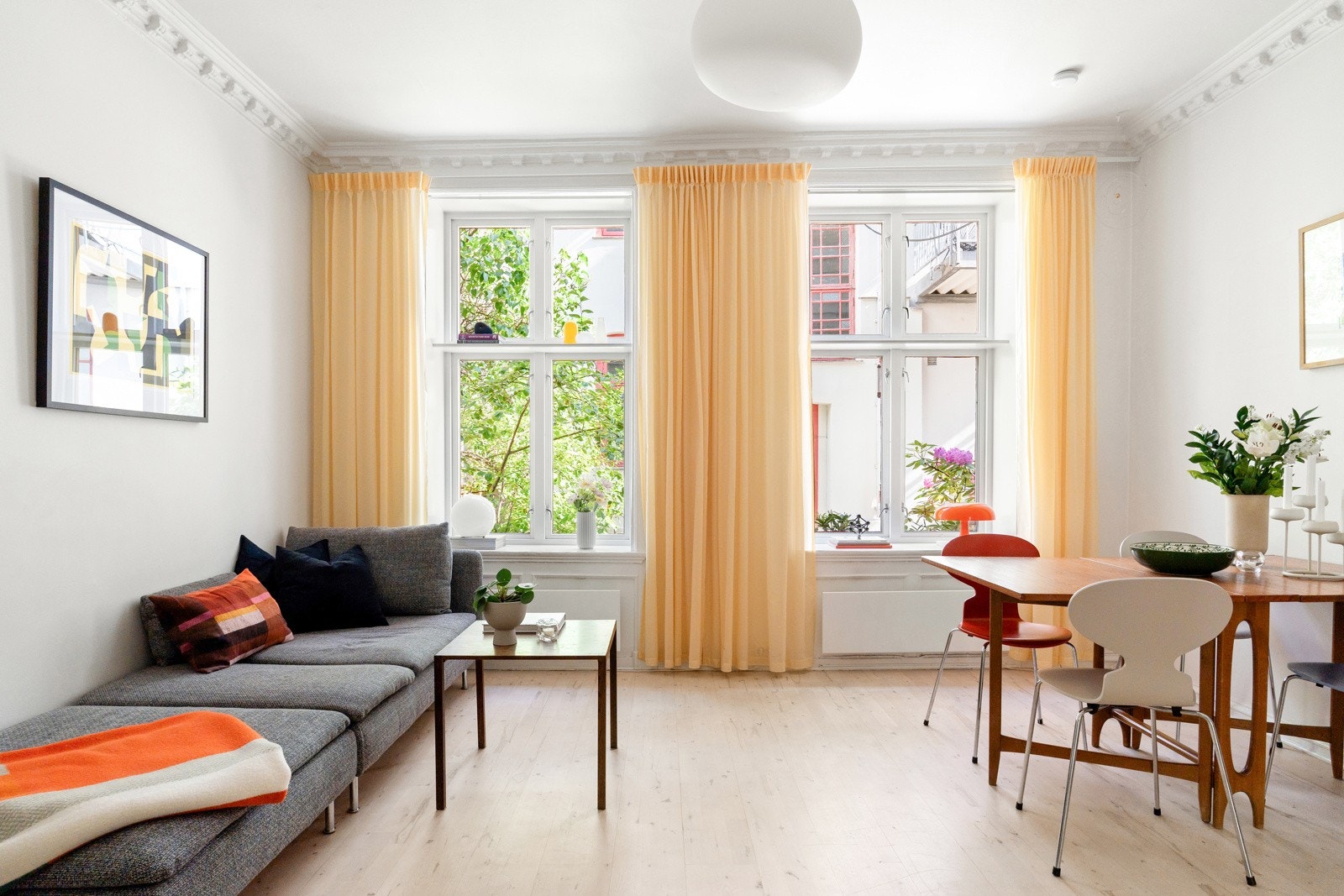 De store vinduene slipper inn rikelig med naturlig lys og gir rommet et lyst og trivelig preg Galleribilde