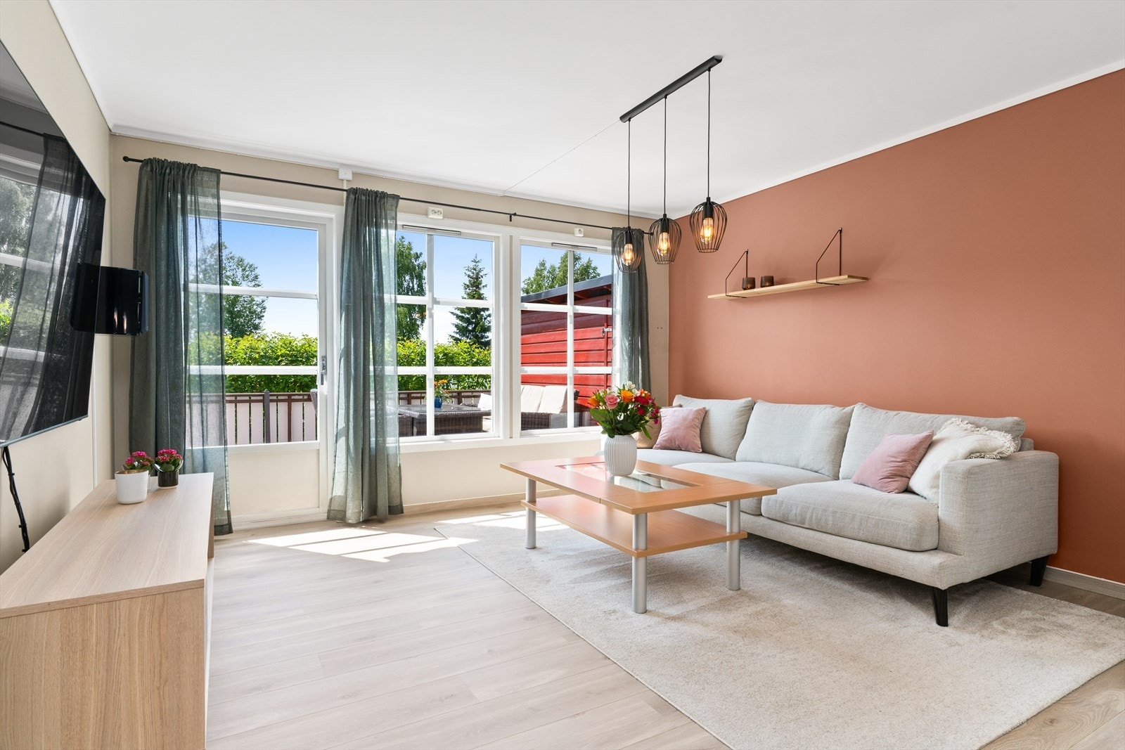 Innbydende og delikat stue med moderne farger og pent gulv. Galleribilde