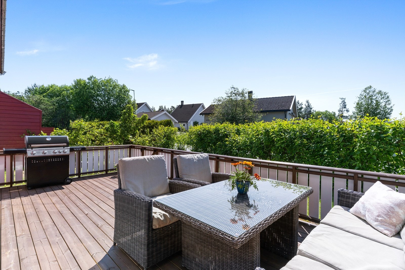 God plass til utemøbler og grill på terrasseplattingen. Galleribilde