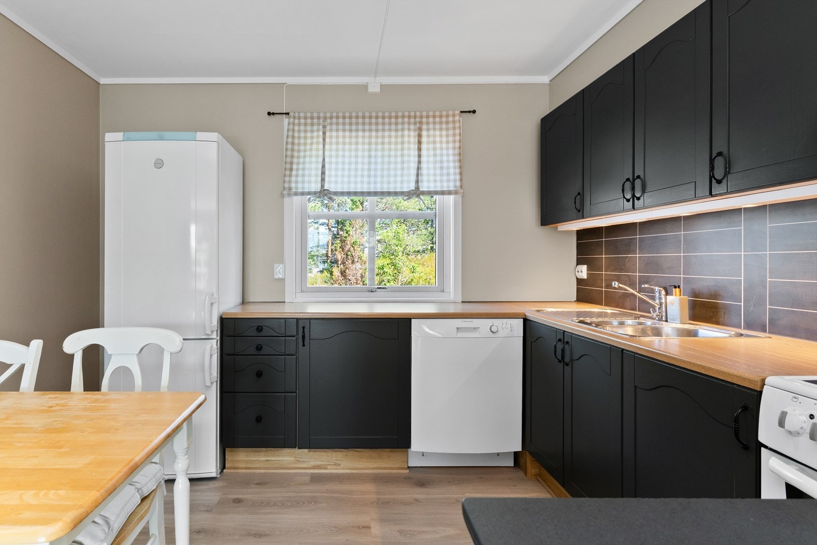 Plass til frittstående hvitevarer. Galleribilde
