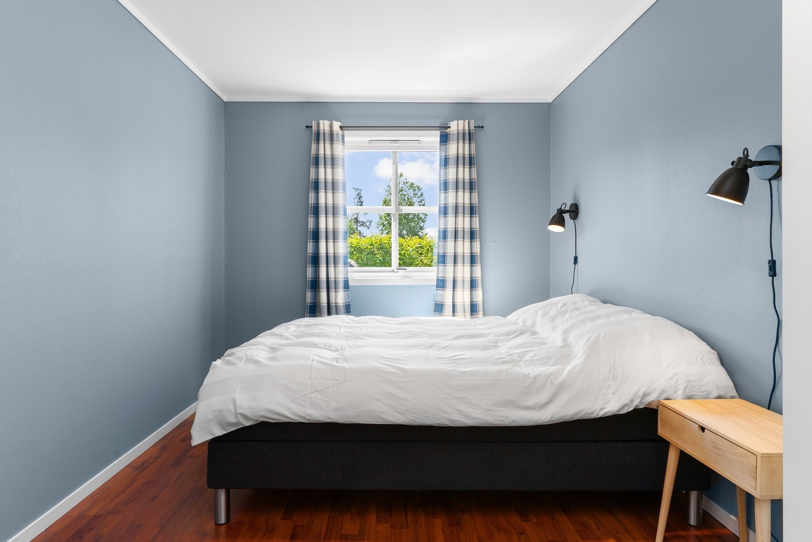 På hovedsoverommet er det god plass til dobbeltseng og nattbord. Galleribilde