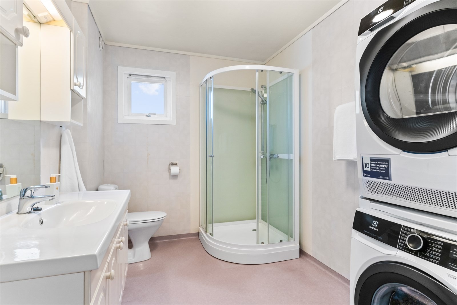 Badet er fra byggeår. Varmekabler i gulvet. Galleribilde