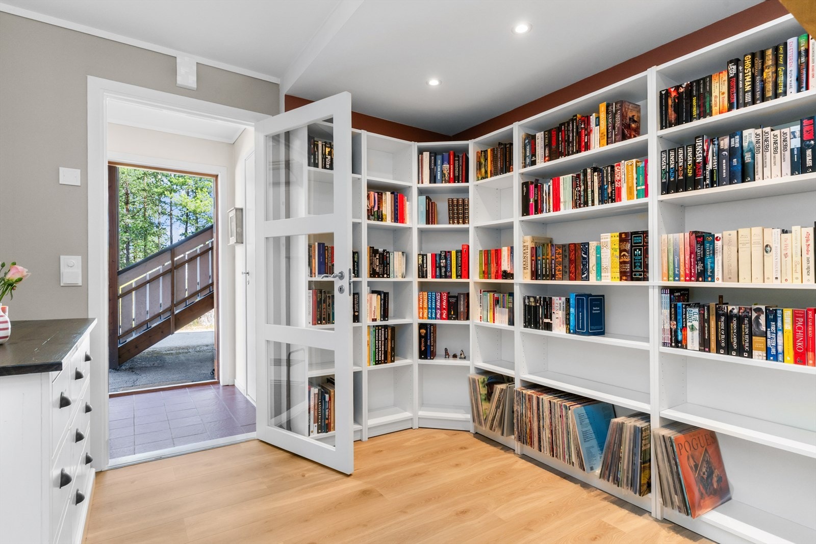 Velkommen inn! Vindfang og romslig gang/bibliotek. Galleribilde