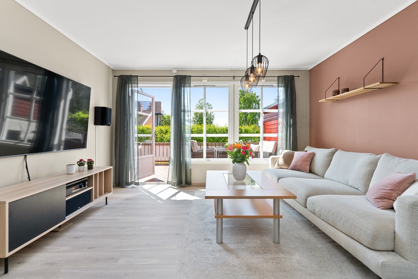 Godt med naturlig lys og utgang til skjermet uteplass og hageflekk. Galleribilde