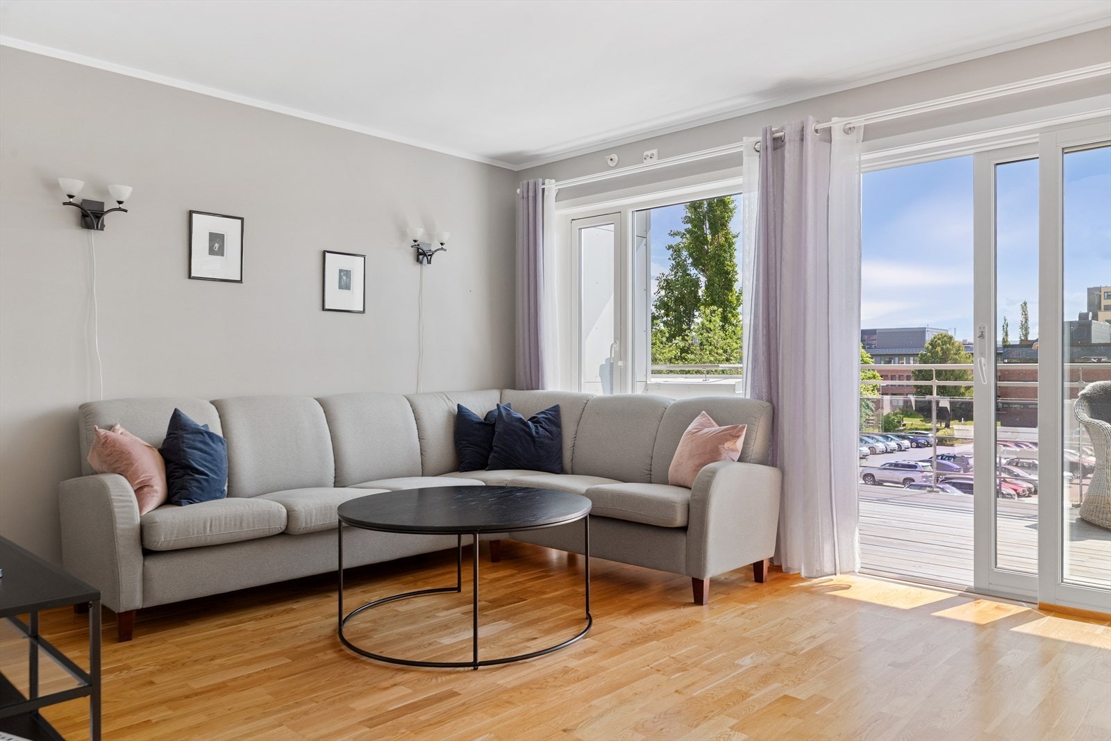 Fra stuen er det utgang til stor balkong Galleribilde
