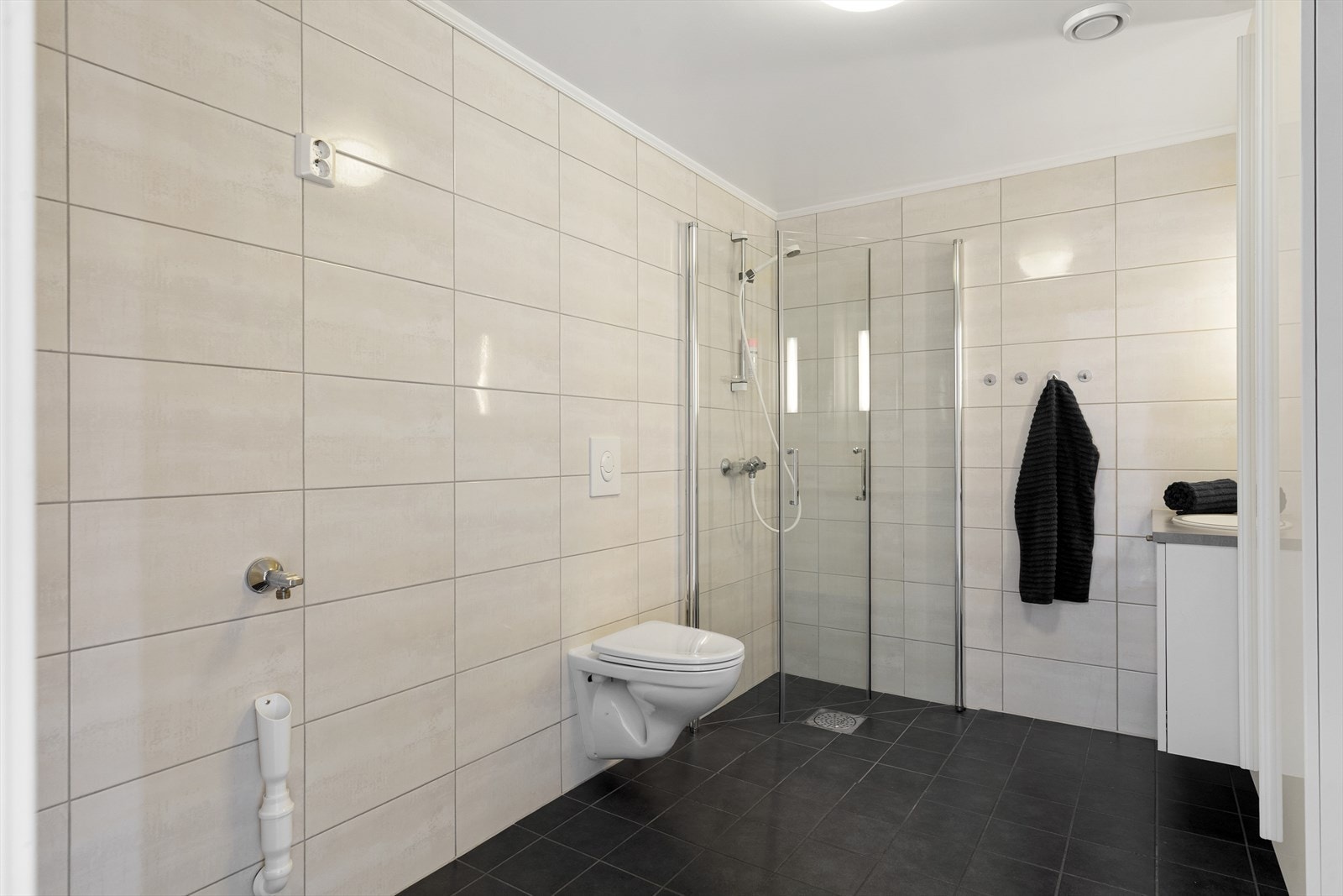 Pent flislagt bad, med innfellbare dusjvegger opplegg for vaskemaskin. TG1 av takstmann Galleribilde