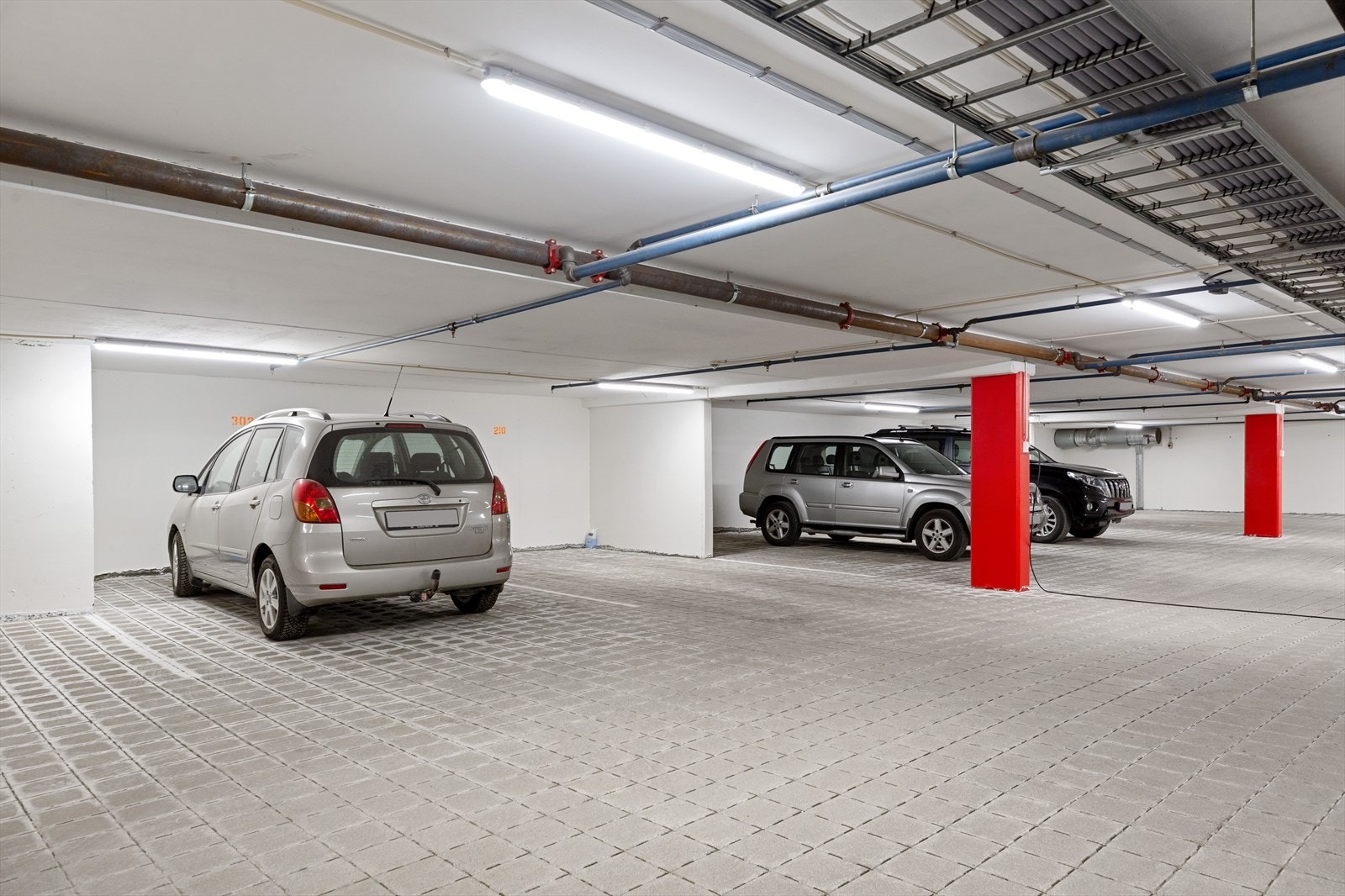 Fast plass i kjelleren for parkering Galleribilde