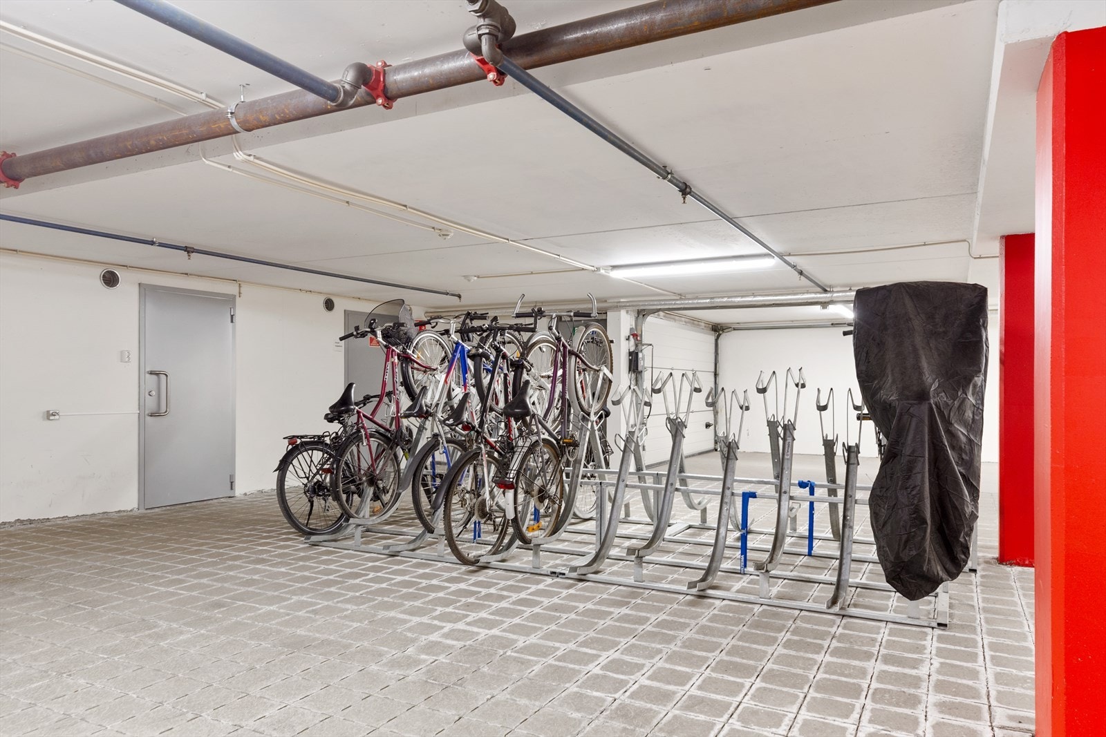 Felles sykkelparkering i kjelleren Galleribilde