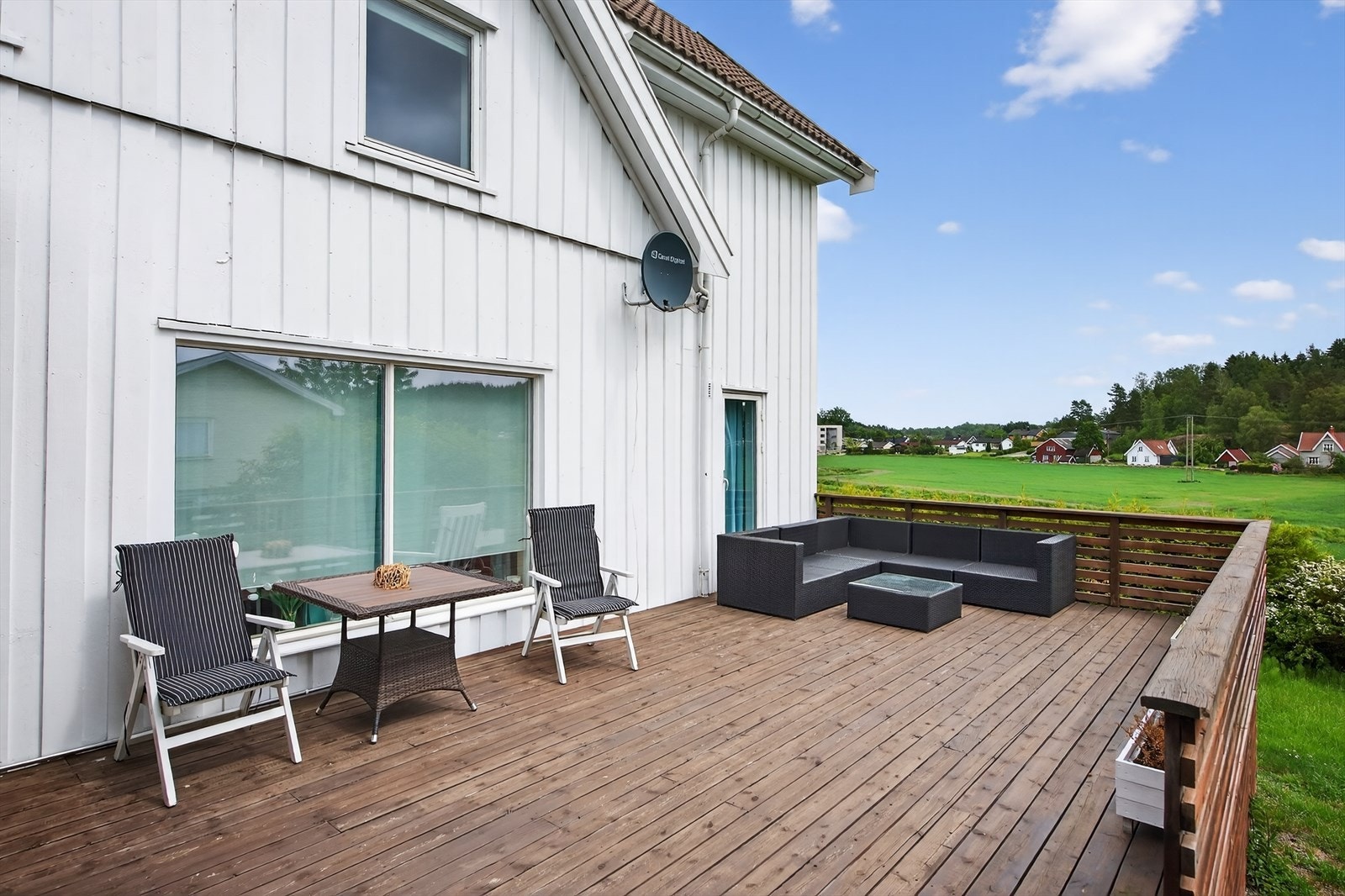 Fin utsikt over nærområdet fra terrassen. Galleribilde