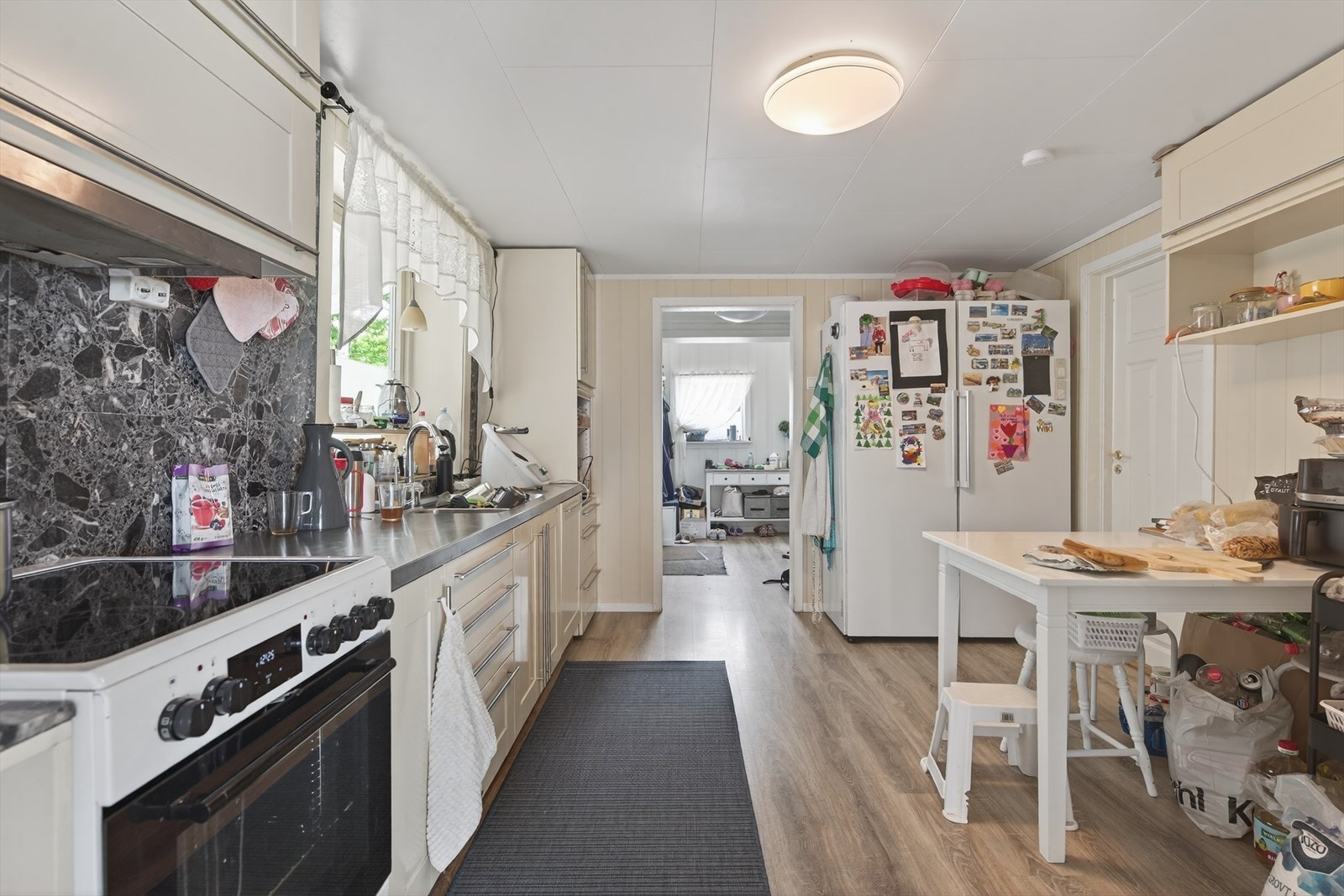 Kjøkken 1.etg. med videre adkomst ut i entréen. Galleribilde