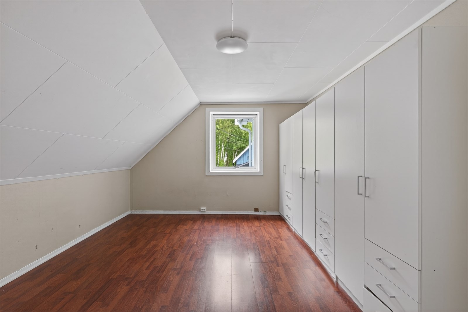 Innredet rom i 2.etg. Ikke godkjent til bolig. Galleribilde