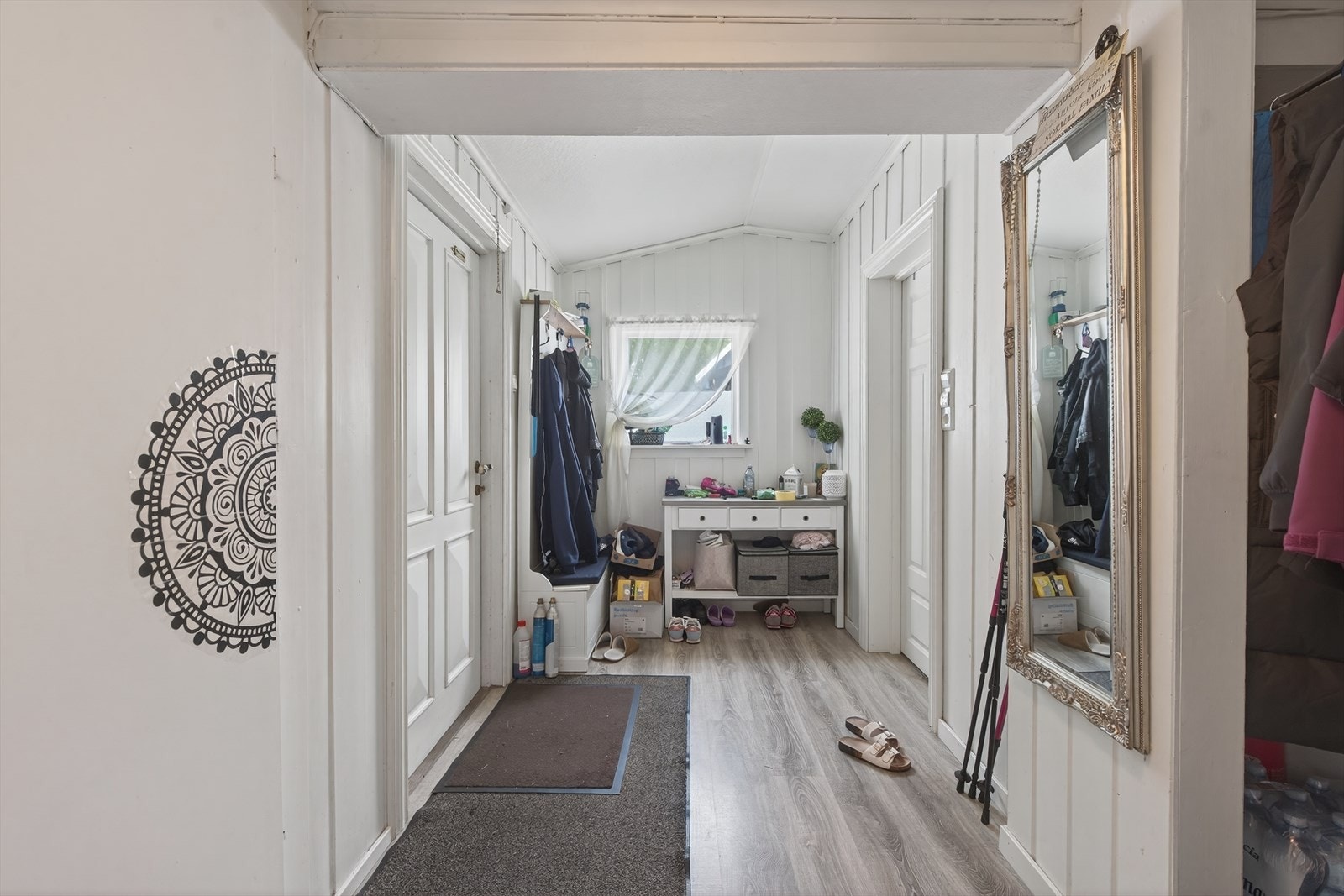 Romslig entré med plass til å henge fra seg yttertøy. Galleribilde