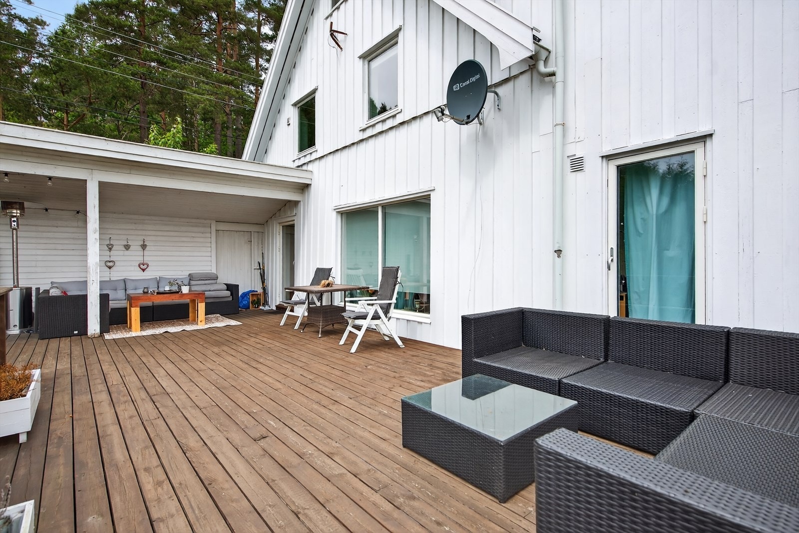 Romslig og delvis overbygget terrasse. Galleribilde