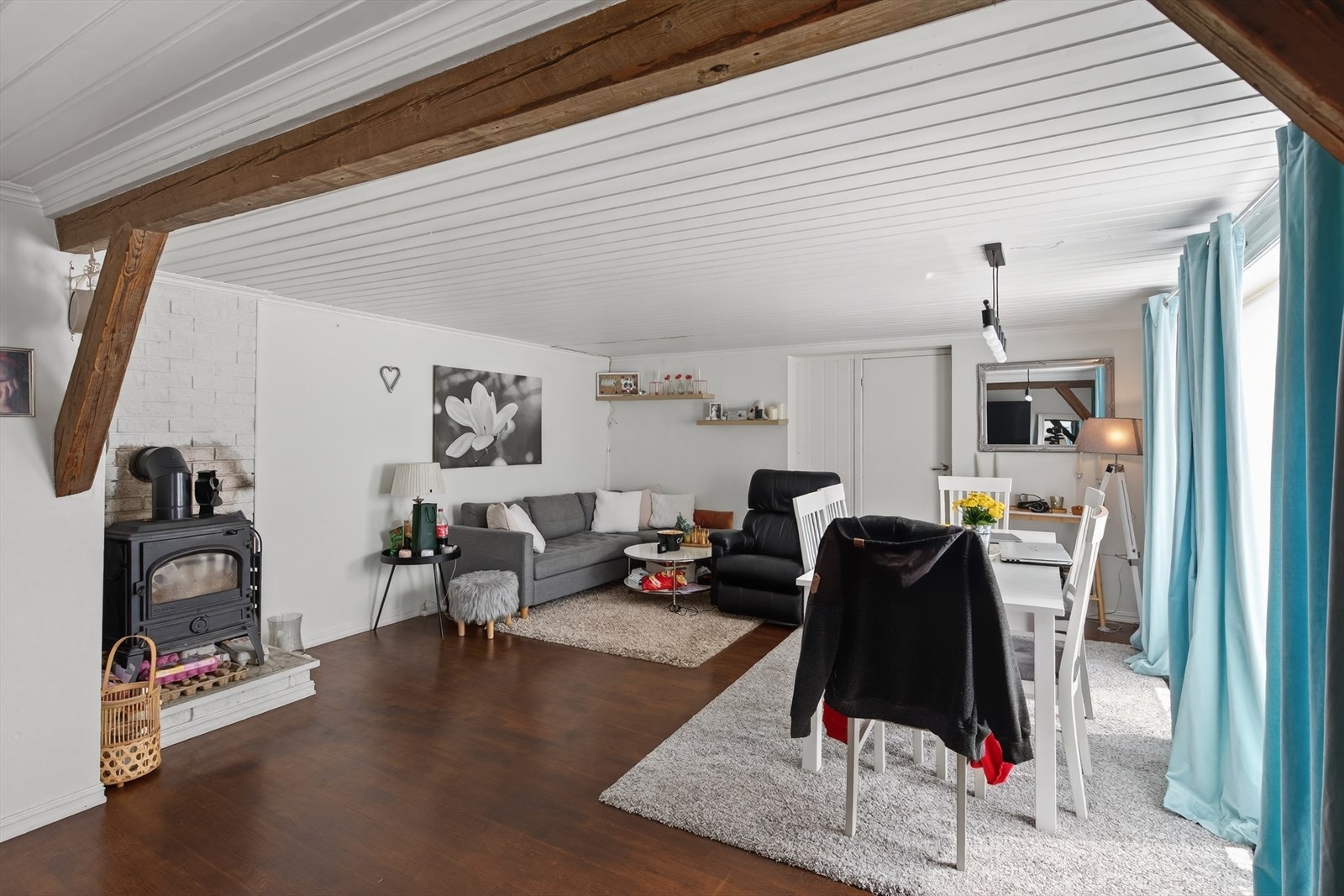 Stue 1.etg. med videre adkomst inn til soverom. Galleribilde