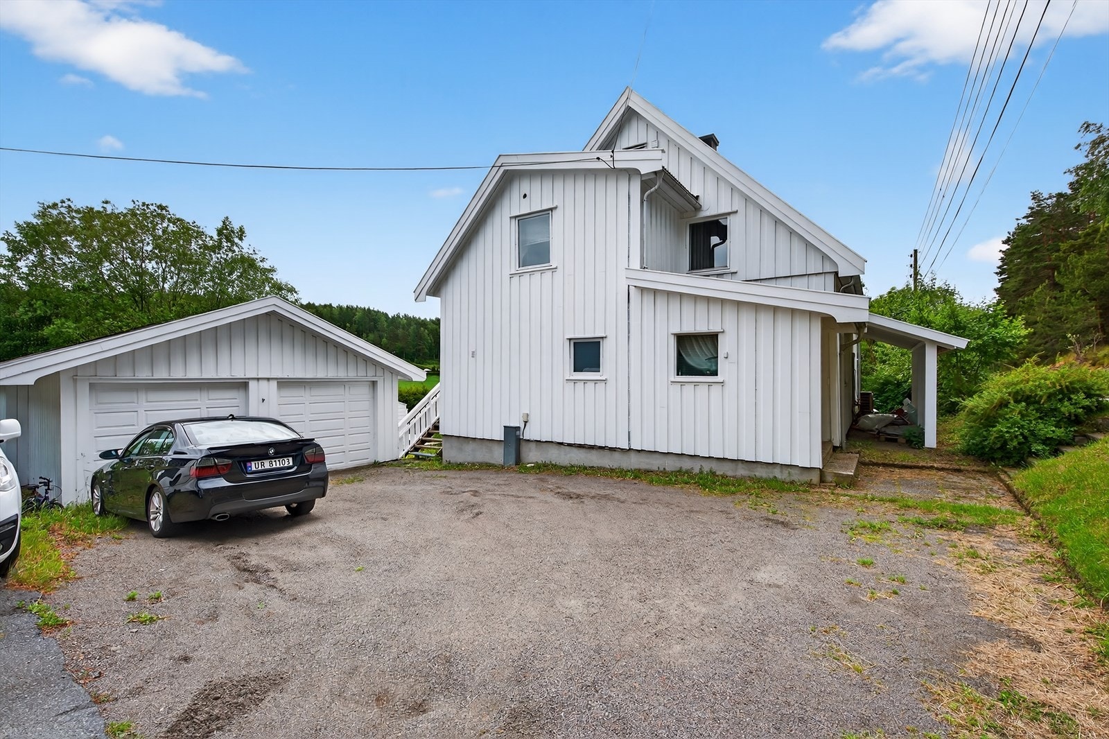 Gruslagt gårdsplass med gode parkeringsmuligheter. Galleribilde