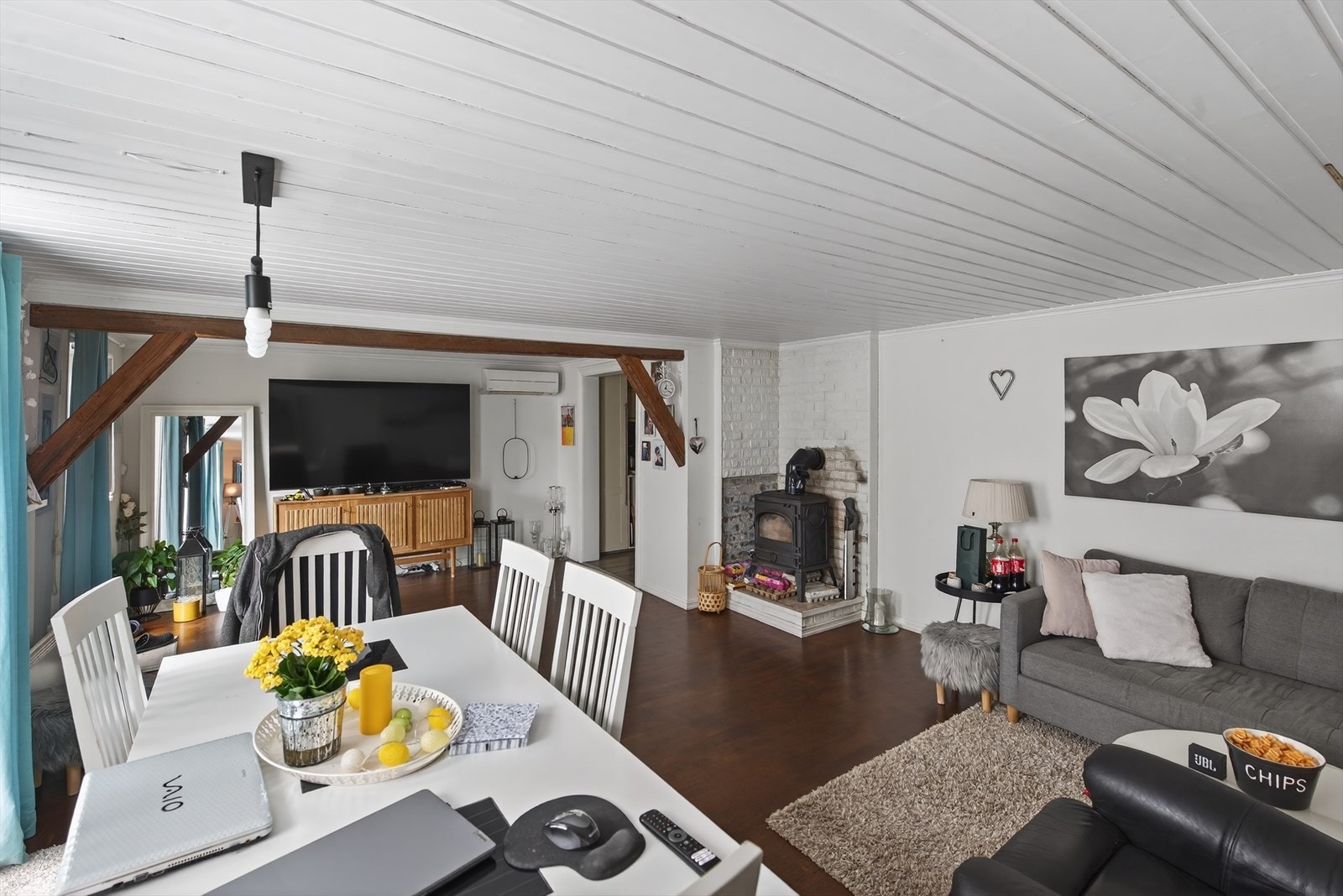 I stuen er det plass til både sofagruppe og spisestuemøblement. Galleribilde